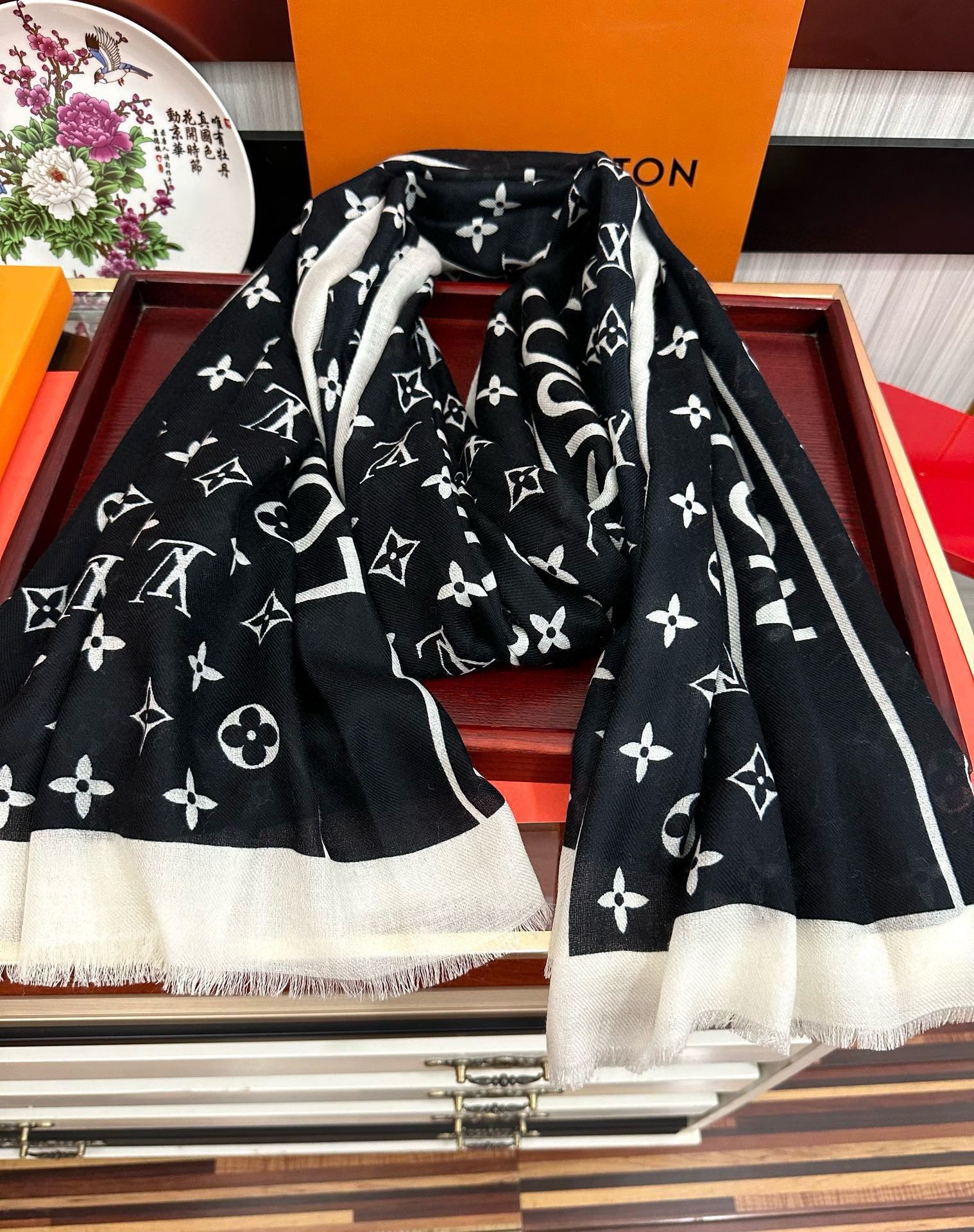 上新L家2024最新款️真心赞双面戒指绒长巾实物真心美披肩配以印花无论设计喷绘都是非常到位️细节都可见整