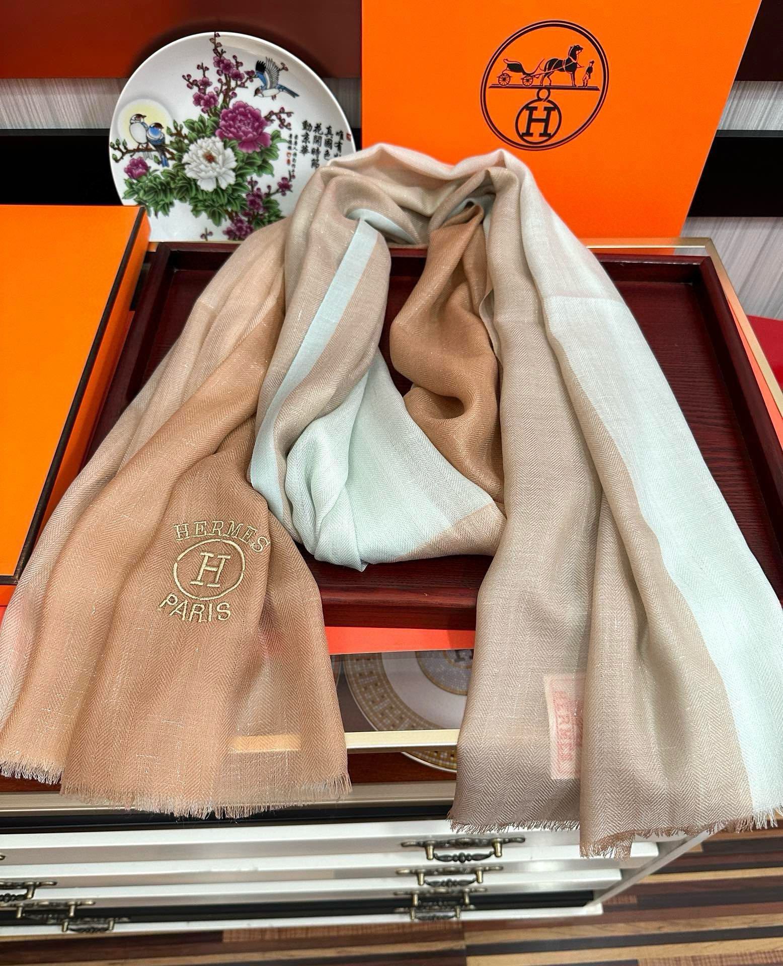 爱马士万众瞩目内蒙古绣标经典版到货最优质的年轻设计师推出的最新概念搭配调色纱染再色织交织在一起形成新款格