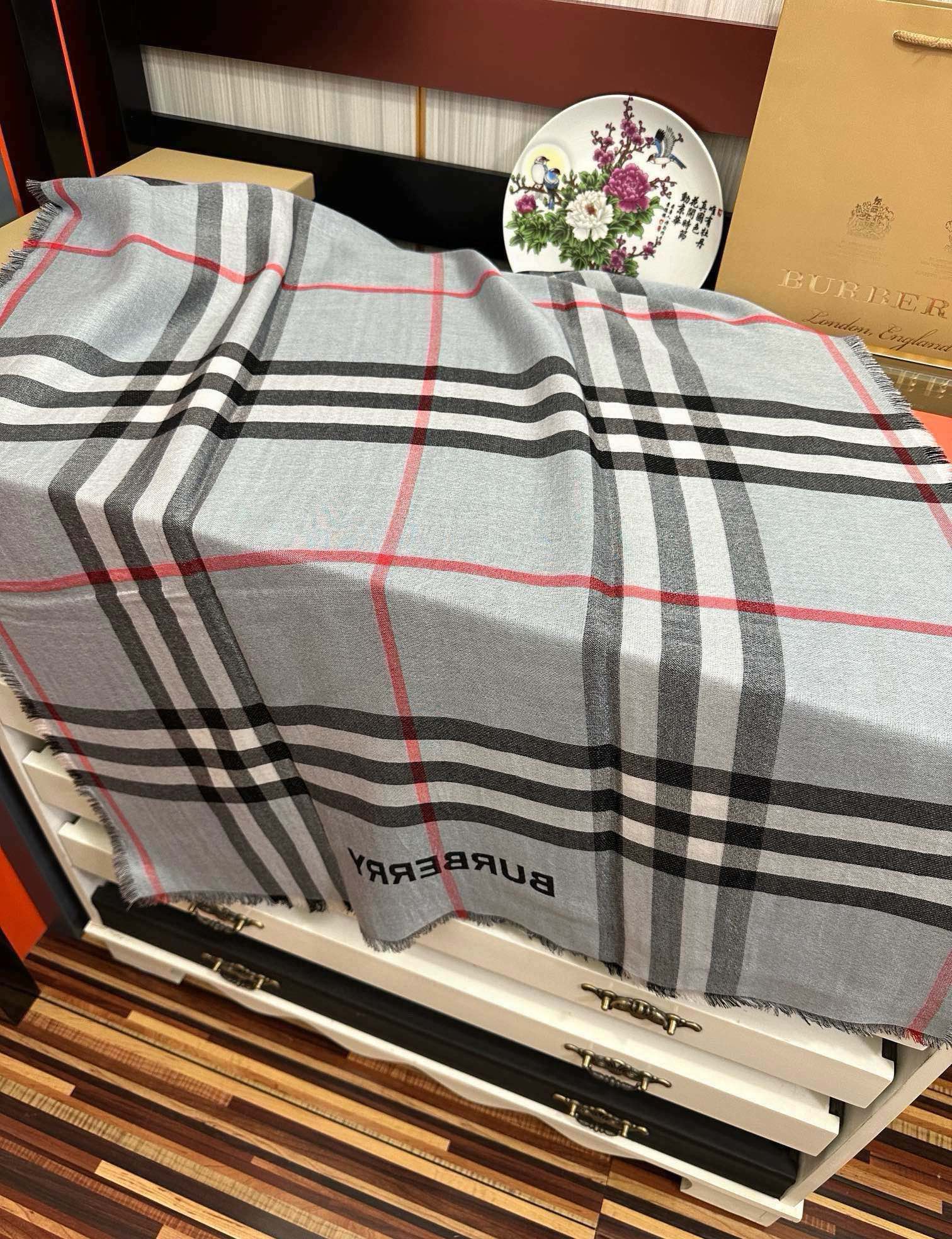 高品质内蒙古山羊绒巴宝利[爱心]不是杭州货[得意]经典大格纹双面双色完美融合！新款双面两用格纹羊绒披肩.