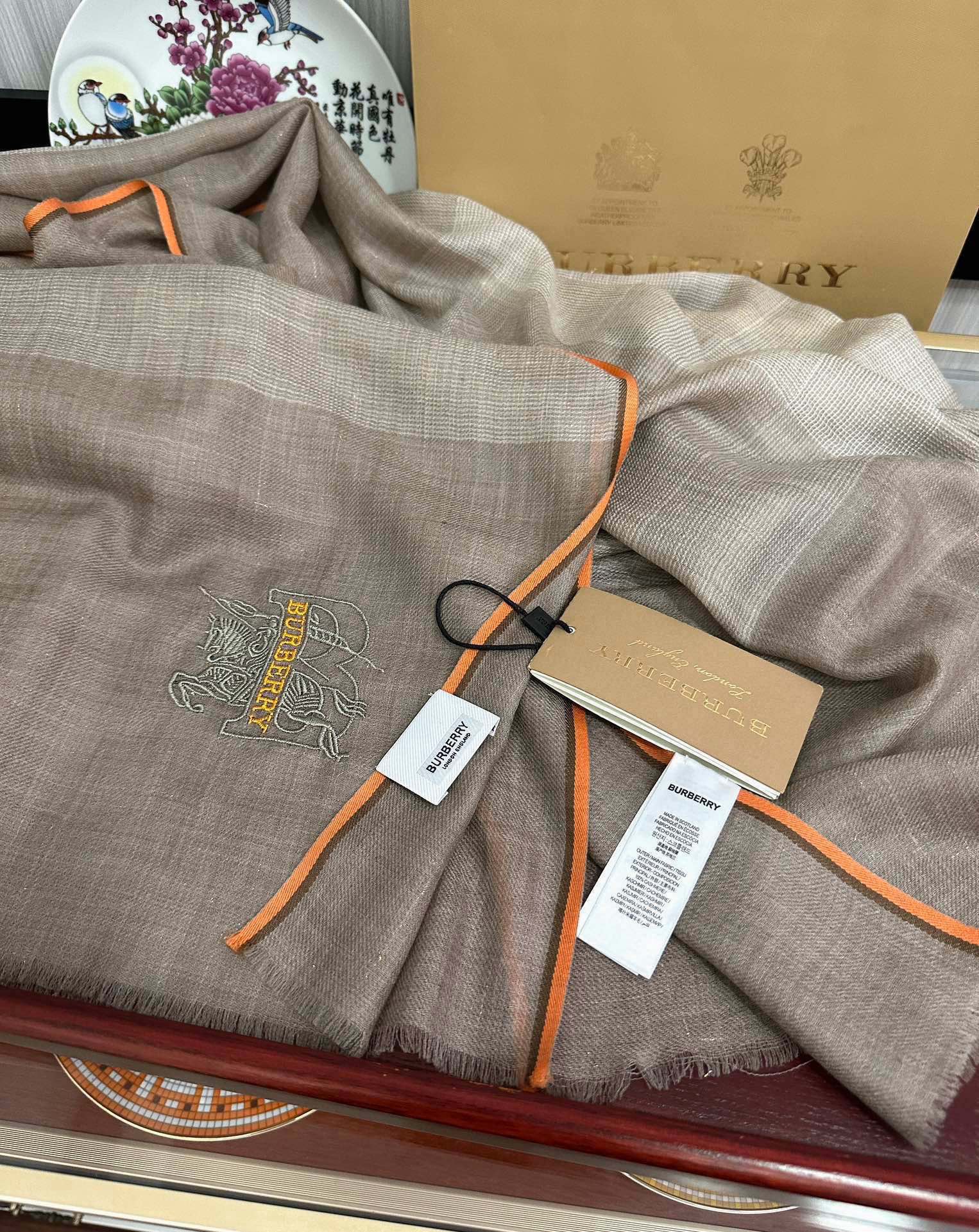 巴宝莉重磅推荐太美了人人都喜欢时潮人都有好几条巴家围巾放在衣橱换条围巾就足够让你有焕然一新的感觉高端品质