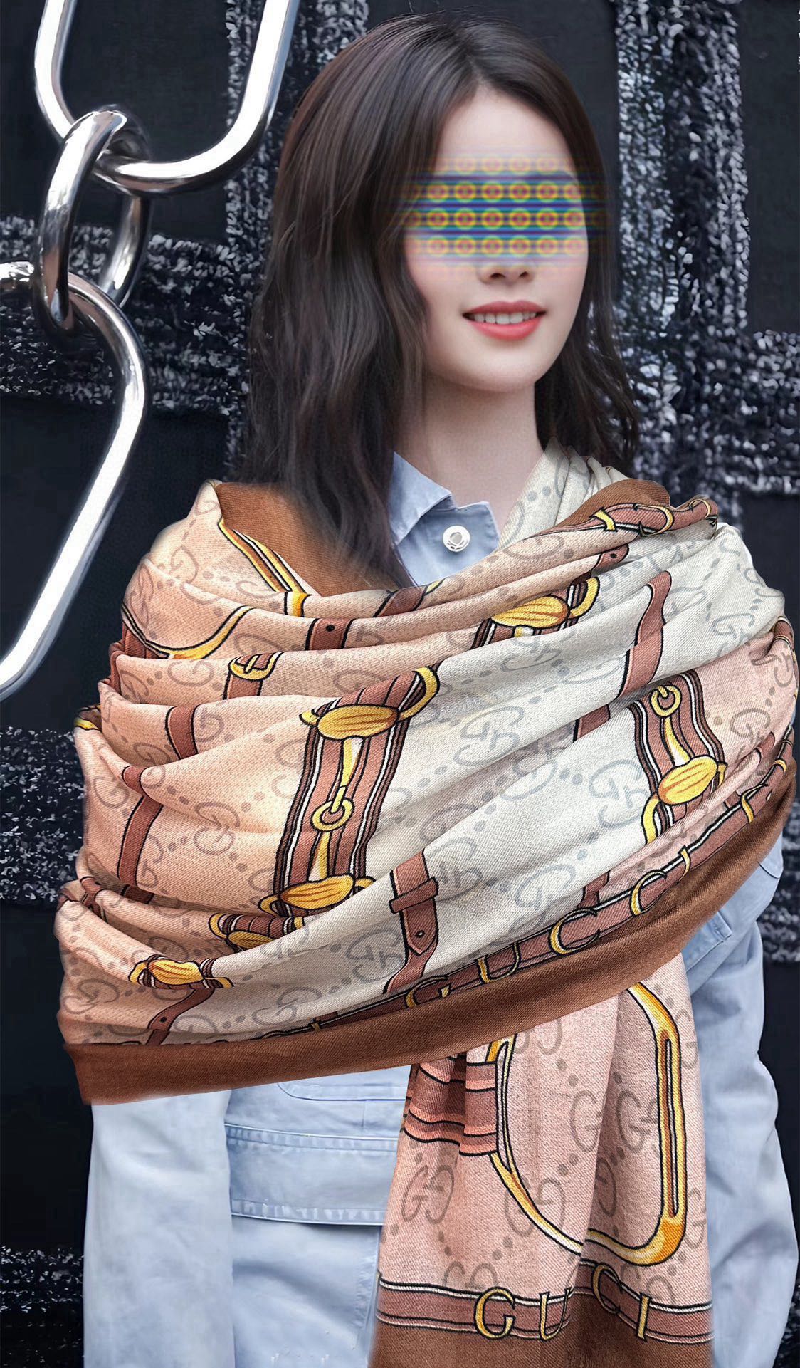NO:188189,Gucci latest model [GG pattern cashmere scarf] [Love] The top design is so beautiful, it really praises the real thing. The shawl is printed and painted in a very good way. The details can be seen. The whole scarf gives people a big brand aura and is very exquisite and high-end VIP recommendation is definitely worth buying. Size 100x200cm cashmere, 2-color high-version scarf, high-version scarf, gucci, shawls19860909古驰最新款【GG图案羊绒长巾】[爱心]顶级设计太美了,真心赞实物真心美 披肩配以印花无论设计喷绘都是非常到位细节都可见整个围巾给人大牌气场的同时又非常精致高端VIP推荐绝对值得入手尺寸100x200cm材质羊绒,2色高版本围巾,高版本围巾,gucci,shawls,scarf