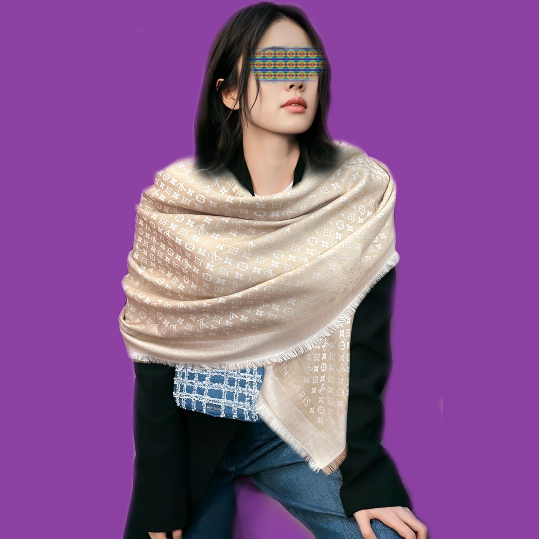 NO:188216,The new LV presbyterian pattern is a shawl that mixes silk and wool with soft texture and warm texture. It is decorated with different colors. Monogram patterns are classic and timeless. The style is luxurious and elegant. Practical and fashionable. The style is always a brand concept. As a limited product this autumn and winter, this model naturally reveals its unique charm. The exquisite LOGO jacquard decoration is simple and atmospheric, making the overall style gorgeous. It is absolutely hard size 120x120cm, material 50 wool cashmere high-version scarf, high-version scarf, louis vuitton, real silk, shawls19860909上新LV老花图案这款披肩将真丝与羊毛相混搭质地柔软而温暖饰有不同色调Monogram图案饰有的字样经典而永不过时风格华贵典雅实用性和款式时尚性并重一直的品牌理念这款作为今年秋冬的限量产品自然处处流露出其品牌独有的魅力搭配精致LOGO提花装饰简洁大气,使整体风格华丽不少绝对的硬货尺寸120x120cm,材质50羊毛羊绒高版本围巾,高版本围巾,louis vuitton,real silk,shawls,scarf
