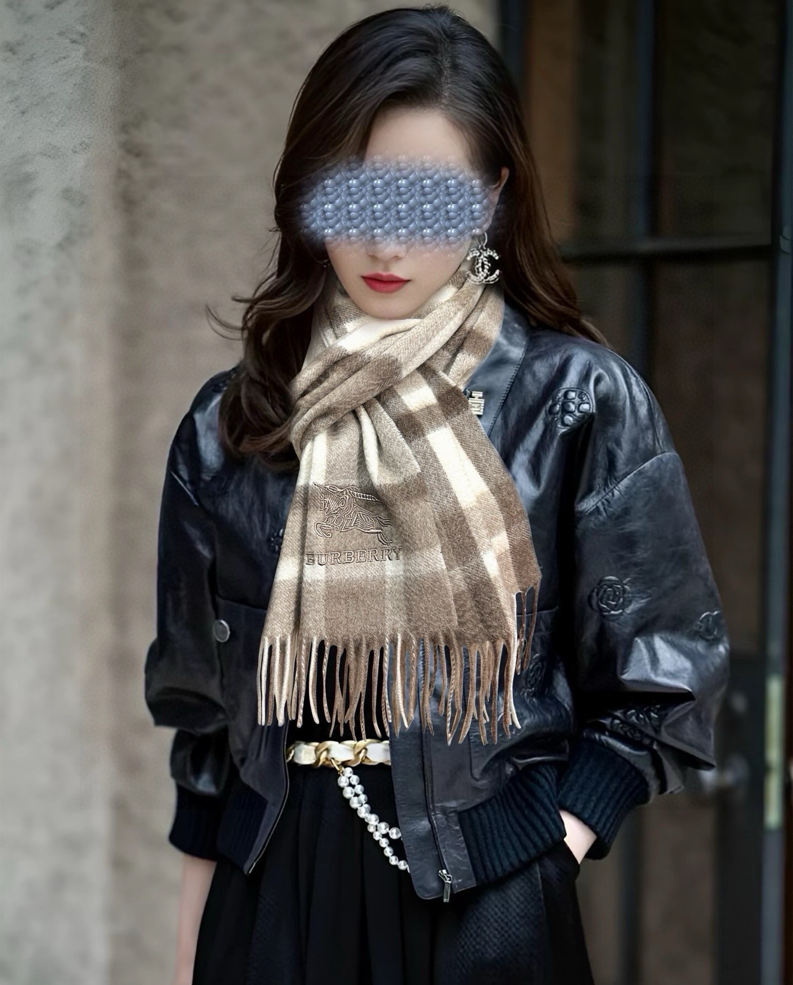 NO:188233,90 Cashmere Burberry [Embroidered War Horse] uses the top cashmere in Inner Mongolia. The latest male and female universal couples’ models are heavy recommendations. Classic plaids are always timeless and very warm and soft and skin-friendly. The classic Burberry plaid design is so beautiful. Hurry up and start with the neutral style. Men and women choose their own favorite colors, material cashmere, size 32x high-version scarf, high-version scarf, burberry1986090990山羊绒 巴宝莉【刺绣战马】采用内蒙古顶级山羊绒 最新款男女通用情侣款重磅推荐 经典的格子,永不过时非常保暖柔软亲肤,不扎脖经典巴宝莉格纹设计太美了赶紧下手吧中性款男女各自选择自己中意的颜色,材质山羊绒,尺寸32x高版本围巾,高版本围巾,burberry,scarf