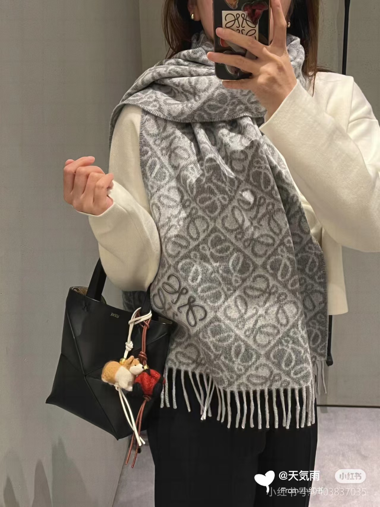 NO:188548,Luo Yiwei ZG latest model [celebrating] chessboard jacquard scarf [sun] classic chessboard matrix design high-end design [rose] not picking age [proud] looks good no matter how you surround it [color] Must-have style comfortable and beautiful [celebrating] The same style for men and women, classic and versatile size 40x180, material cashmere high-version scarf, high-version scarf, loewe19860909罗意威 ZG最新款[庆祝] 棋盘格提花围巾[太阳]经典棋盘格矩阵设计高端设计[玫瑰] 不挑年龄[得意]怎么围都好看[色]必备款式舒适太美了[庆祝]男女同款 经典百搭 尺寸40x180、材质羊绒高版本围巾,高版本围巾,loewe,scarf