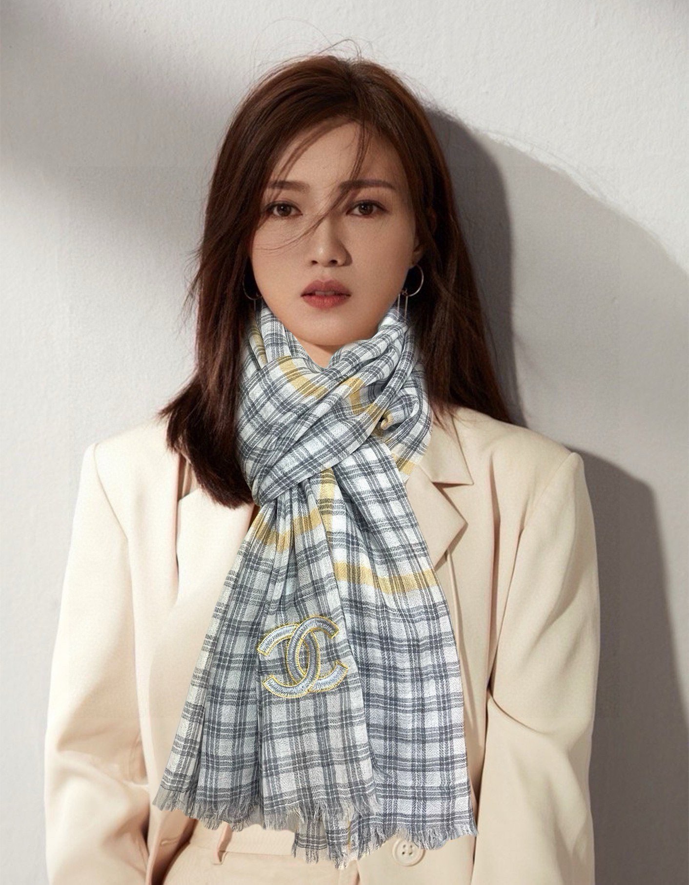NO:188557,The latest top-level high-end design of the new Xiaoxiang, the real thing is truly beautiful. The shawl is printed and painted in a very good way. The details can be seen. The whole scarf gives people aura and is very exquisite. The high-end VIP recommendation is definitely worth buying. Size: 90xcm, material: cashmere high-version scarf, high-version scarf, shawls19860909上新小香最新款顶级高端设计,实物真心美 披肩配以印花无论设计喷绘都是非常到位细节都可见整个围巾给人气场的同时又非常精致高端VIP推荐绝对值得入手的新款尺寸:90xcm,材质:羊绒高版本围巾,高版本围巾,shawls,scarf
