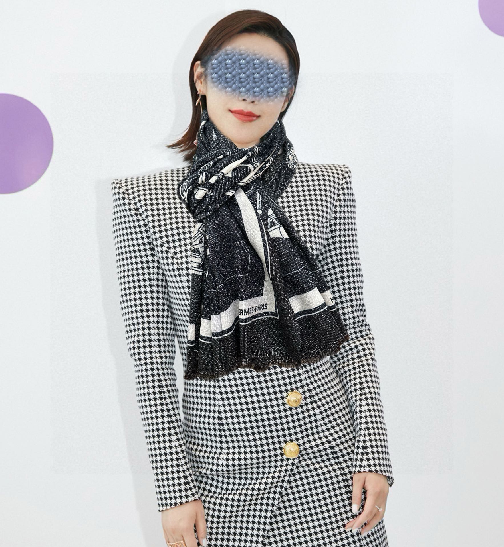 NO:188575,New, the latest style of Aimas silver silk [eating melon] must-have for women [gift] sparkling [coffee] top-level design is so beautiful, really like [Cashmere velvet scarf] real beauty. The shawl is printed with print, spray painting, and the details are visible. The whole scarf gives people a big brand aura and is very exquisite and high-end VIP recommendation is definitely worth buying. Size 100xcm, material cashmere high-version scarf, high-version scarf, hermes, shawls19860909上新 爱马士银丝最新款[吃瓜]女人们必备款[礼物]闪闪发光[咖啡]顶级设计太美了,真心赞【羊绒绒长巾】实物真心美 披肩配以印花无论设计喷绘都是非常到位细节都可见整个围巾给人大牌气场的同时又非常精致高端VIP推荐绝对值得入手尺寸100xcm,材质羊绒高版本围巾,高版本围巾,hermes,shawls,scarf