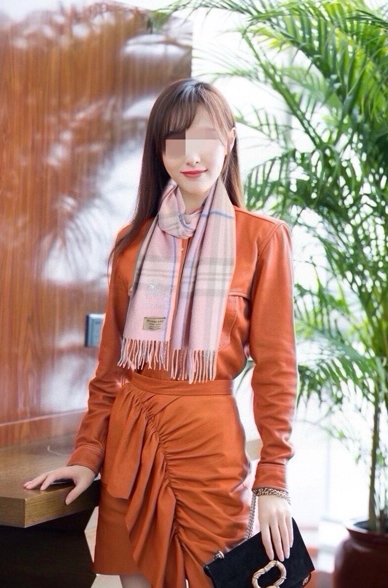 NO:188583,Burberry. The latest model [Classic Plaid War Horse] Universal couples, never out of date, the upper body effect is very good, the mellow texture is made of pure cashmere fabric, which shows extraordinary and excellent quality. Use exquisite craftsmanship to weave plaid patterns to create extraordinary fashion style size 32*180 material cashmere high-version scarf, high-version scarf, burberry19860909巴宝莉.最新款【经典格子战马】男女通用情侣款,永不过时,上身效果非常棒质感醇尚的苏格兰风格采用纯羊绒面料匠制而就彰显非凡卓越品质采用精湛工艺织就格纹图案营造非凡时尚格调尺寸32*180材质羊绒高版本围巾,高版本围巾,burberry,scarf