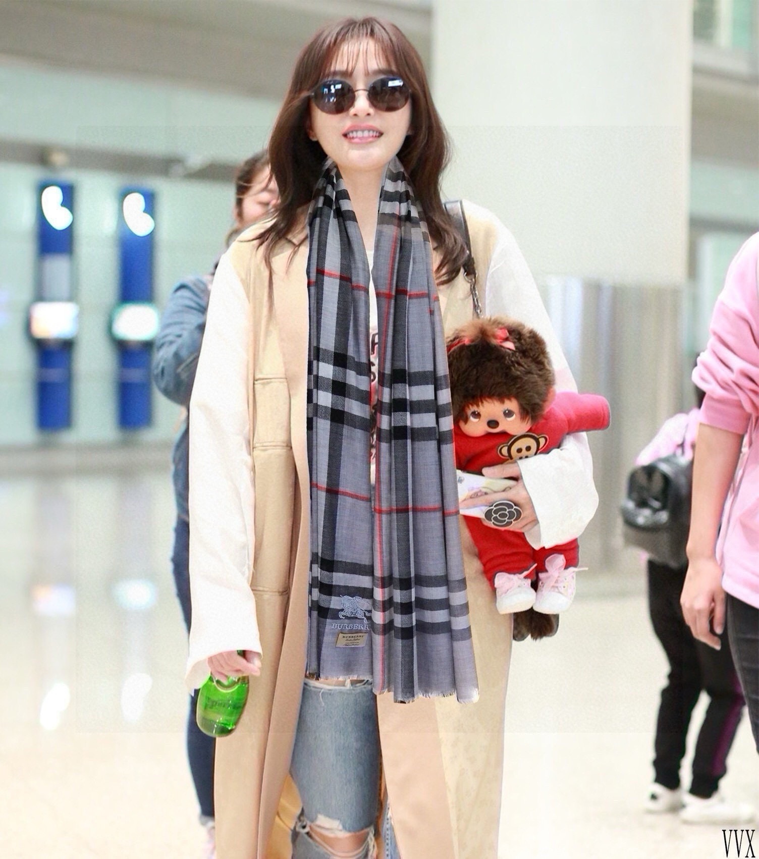 🔥 爆款巴宝莉 🧣万众瞩目战马绣标经典版到货🎆最优质的年轻设计师推出的最新概念👓搭配调色纱染再色织🎉交织