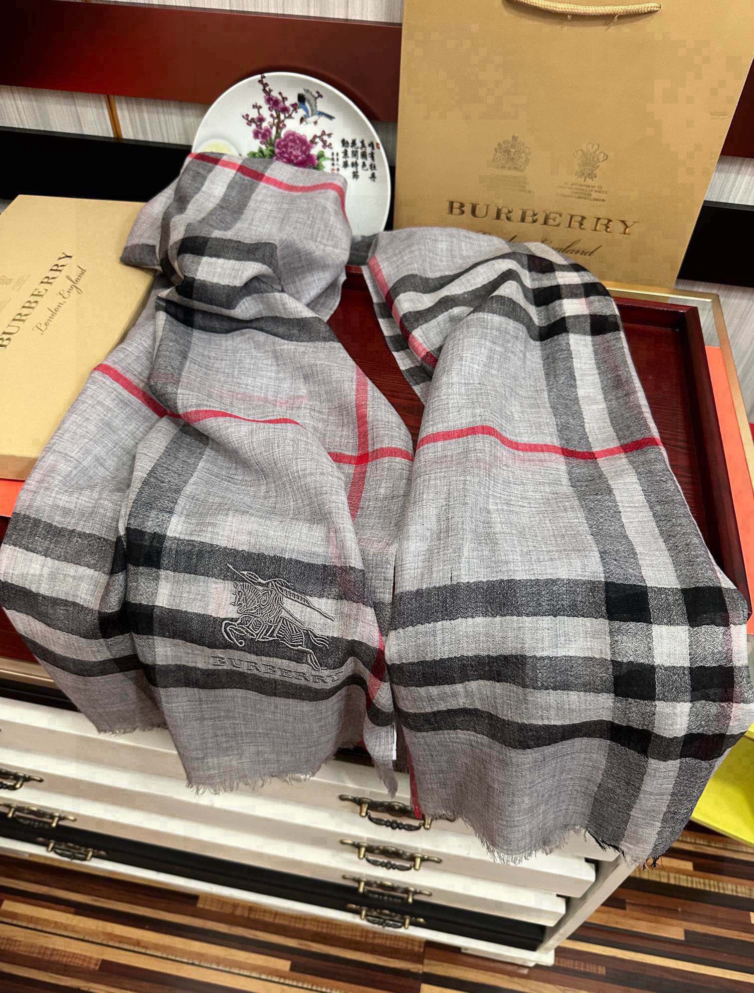 🔥 爆款巴宝莉 🧣万众瞩目战马绣标经典版到货🎆最优质的年轻设计师推出的最新概念👓搭配调色纱染再色织🎉交织