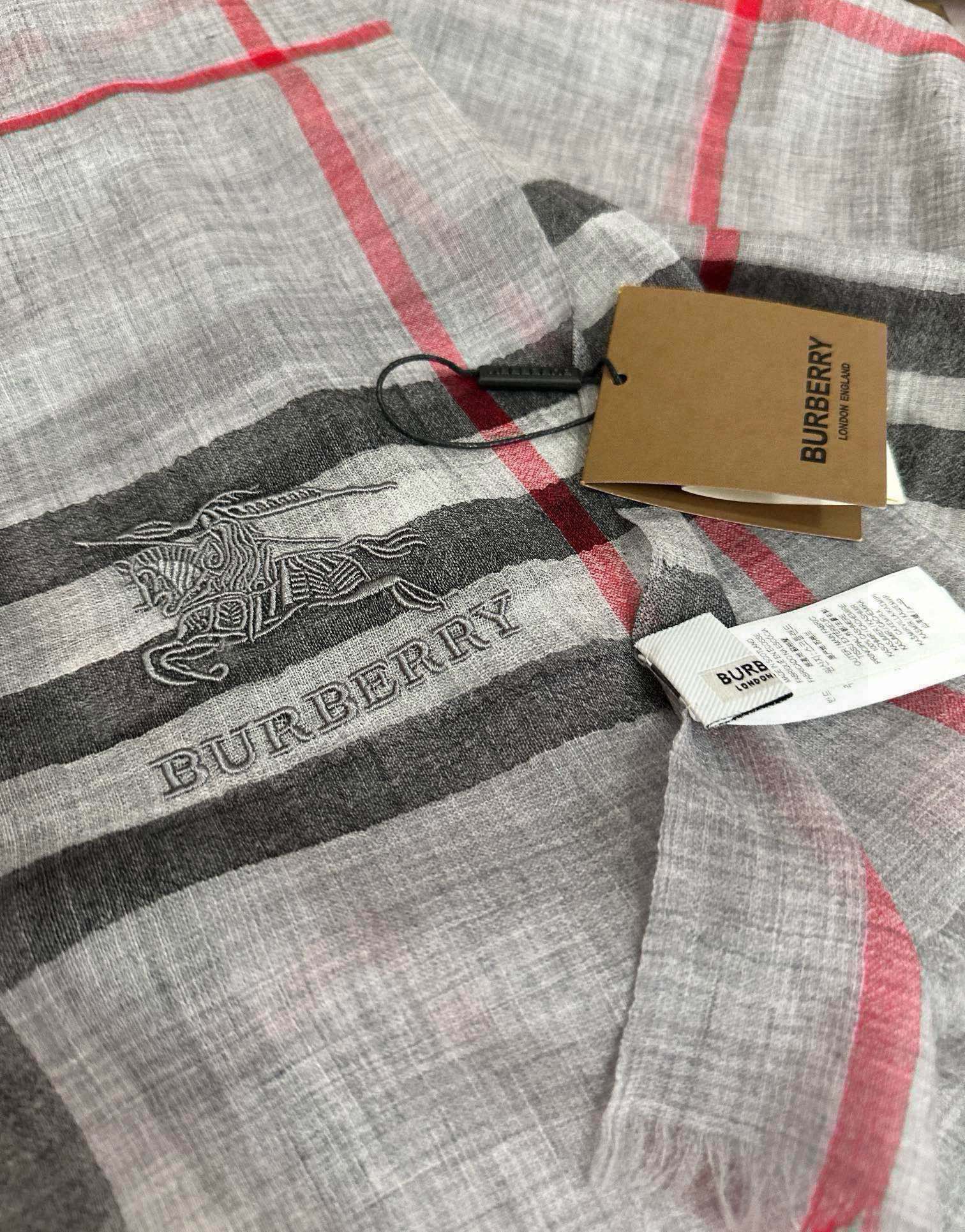 🔥 爆款巴宝莉 🧣万众瞩目战马绣标经典版到货🎆最优质的年轻设计师推出的最新概念👓搭配调色纱染再色织🎉交织