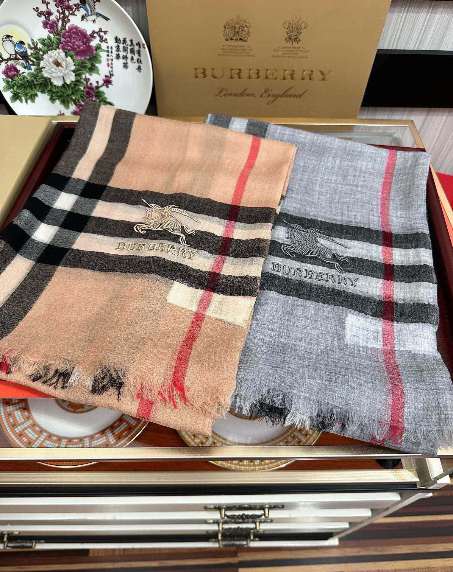 🔥 爆款巴宝莉 🧣万众瞩目战马绣标经典版到货🎆最优质的年轻设计师推出的最新概念👓搭配调色纱染再色织🎉交织