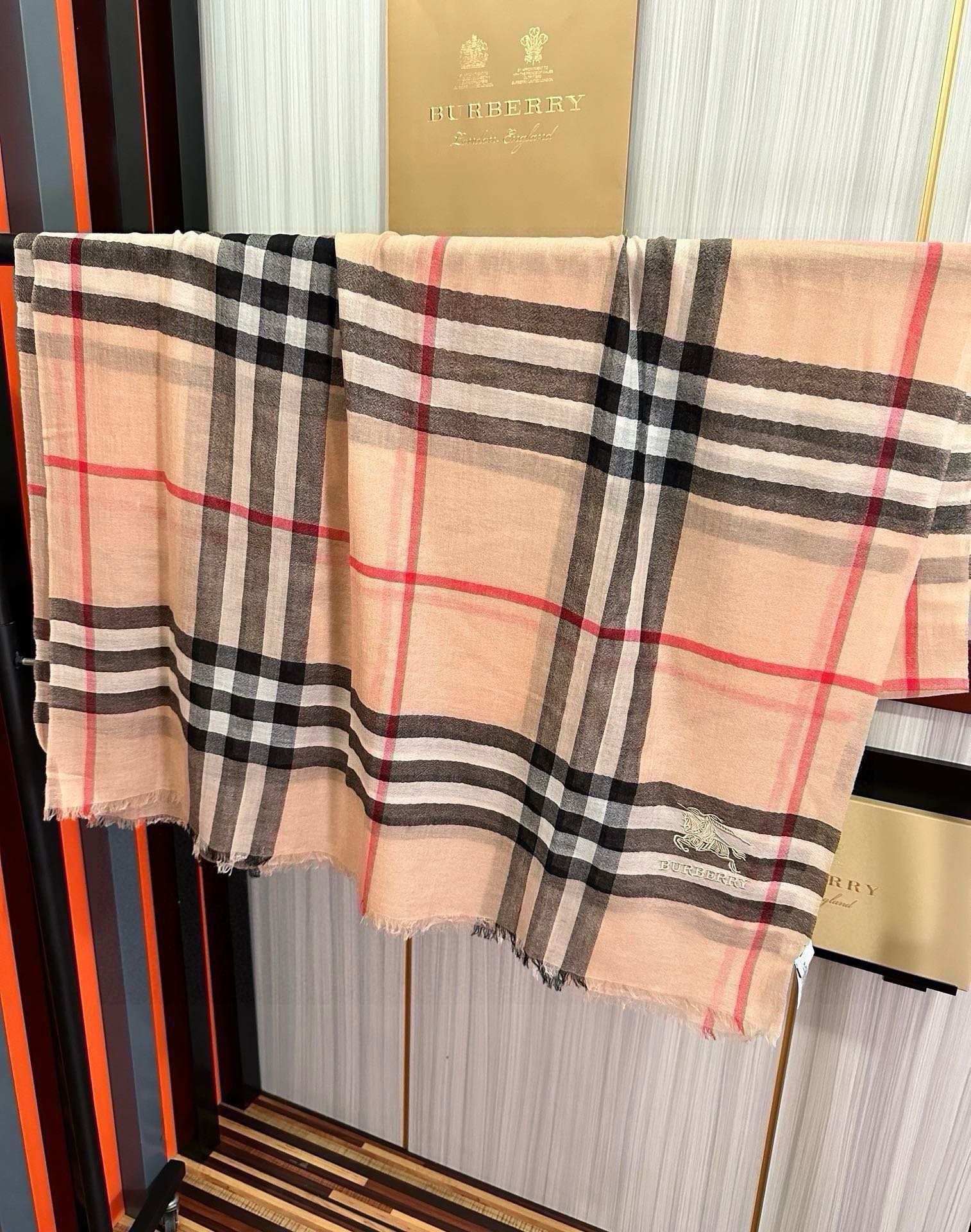 🔥 爆款巴宝莉 🧣万众瞩目战马绣标经典版到货🎆最优质的年轻设计师推出的最新概念👓搭配调色纱染再色织🎉交织