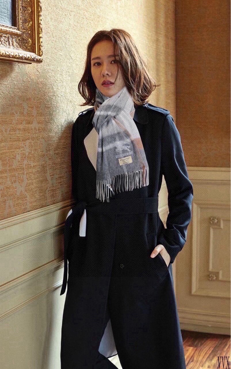 NO:189040,The new counter is a new couple model for men and women, never out of date, the upper body effect is very good, the mellow texture of the Scottish style is made of pure cashmere fabric, which shows extraordinary and excellent quality. It uses exquisite craftsmanship and plaid patterns to create extraordinary fashion style. The size is 36*180 top cashmere high-version scarf, high-version scarf, burberry19860909上新巴宝莉2025 专柜新款男女通用情侣款,永不过时,上身效果非常棒质感醇尚的苏格兰风格采用纯羊绒面料匠制而就彰显非凡卓越品质采用精湛工艺织就格纹图案营造非凡时尚格调尺寸为36*180顶级羊绒高版本围巾,高版本围巾,burberry,scarf