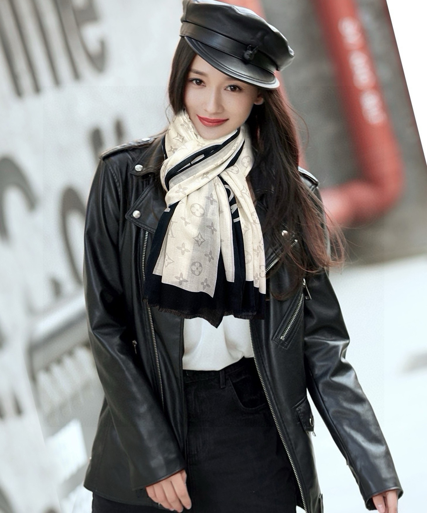 NO:189068,New L Home The latest model is truly awesome [Double-sided ring velvet scarf] The real thing is truly beautiful. The shawl is printed and painted in design and spray paint. The details are very accurate. The whole scarf gives people aura and is very exquisite. The recommendation of high-end VIP is definitely worth buying. Size 100x200cm, cashmere high-version scarf, high-version scarf, louis vuitton, ring, shawls19860909上新 L家 最新款真心赞【双面戒指绒长巾】实物真心美 披肩配以印花无论设计喷绘都是非常到位细节都可见整个围巾给人气场的同时又非常精致高端VIP推荐绝对值得入手尺寸100x200cm,材质羊绒高版本围巾,高版本围巾,louis vuitton,ring,shawls,scarf