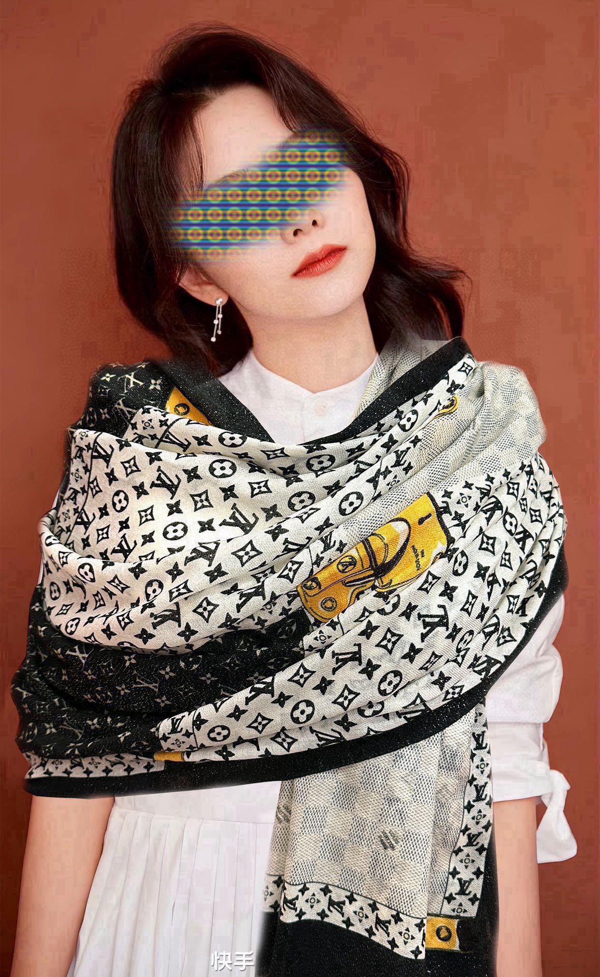 NO:189074,New 14 L Home Shine Shine will shine [Eating Melon] Must-have for women [Gift] Glitter [Coffee] Top-level design is so beautiful, I really like [Cashmere velvet scarf] Real and beautiful shawl with prints, no matter the design and spray painting, it is very intimate and detailed. The whole scarf gives people a big brand aura and is very exquisite and high-end VIP recommendation is definitely worth buying. Size 100xcm, material cashmere high-version scarf, high-version scarf, louis vuitton, shawls19860909上新 14 L家 会发光银丝[吃瓜]女人们必备款[礼物]闪闪发光[咖啡]顶级设计太美了,真心赞【羊绒绒长巾】实物真心美 披肩配以印花无论设计喷绘都是非常到位细节都可见整个围巾给人大牌气场的同时又非常精致高端VIP推荐绝对值得入手尺寸100xcm,材质羊绒高版本围巾,高版本围巾,louis vuitton,shawls,scarf