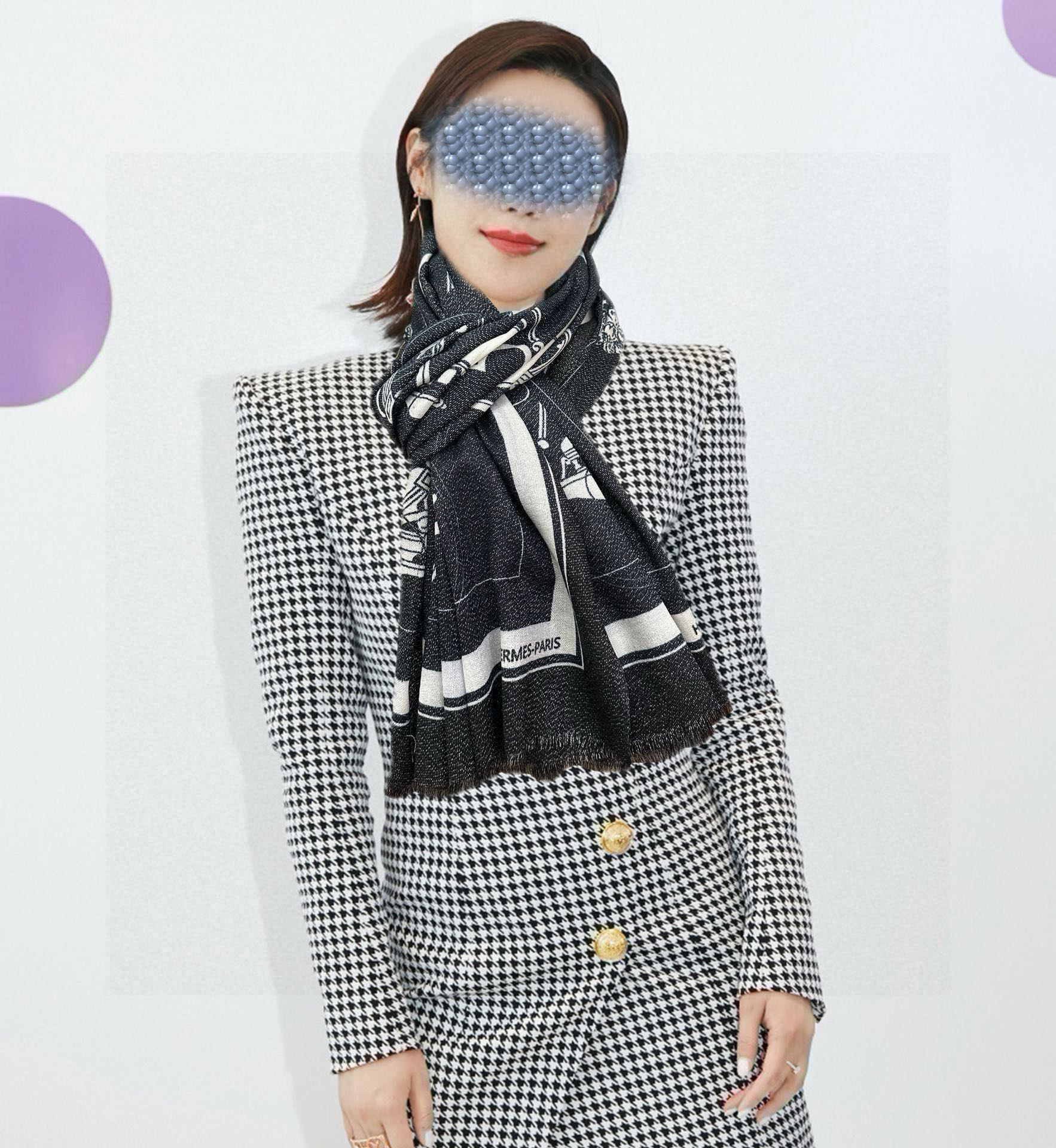 NO:189071,New, the latest style of Aimas silver silk [eating melon] must-have for women [gift] sparkling [coffee] top-level design is so beautiful, really like [Cashmere velvet scarf] real beauty. The shawl is printed with print, spray painting, and the details are visible. The whole scarf gives people a big brand aura and is very exquisite and high-end VIP recommendation is definitely worth buying. Size 100xcm, material cashmere high-version scarf, high-version scarf, hermes, shawls19860909上新 爱马士银丝最新款[吃瓜]女人们必备款[礼物]闪闪发光[咖啡]顶级设计太美了,真心赞【羊绒绒长巾】实物真心美 披肩配以印花无论设计喷绘都是非常到位细节都可见整个围巾给人大牌气场的同时又非常精致高端VIP推荐绝对值得入手尺寸100xcm,材质羊绒高版本围巾,高版本围巾,hermes,shawls,scarf