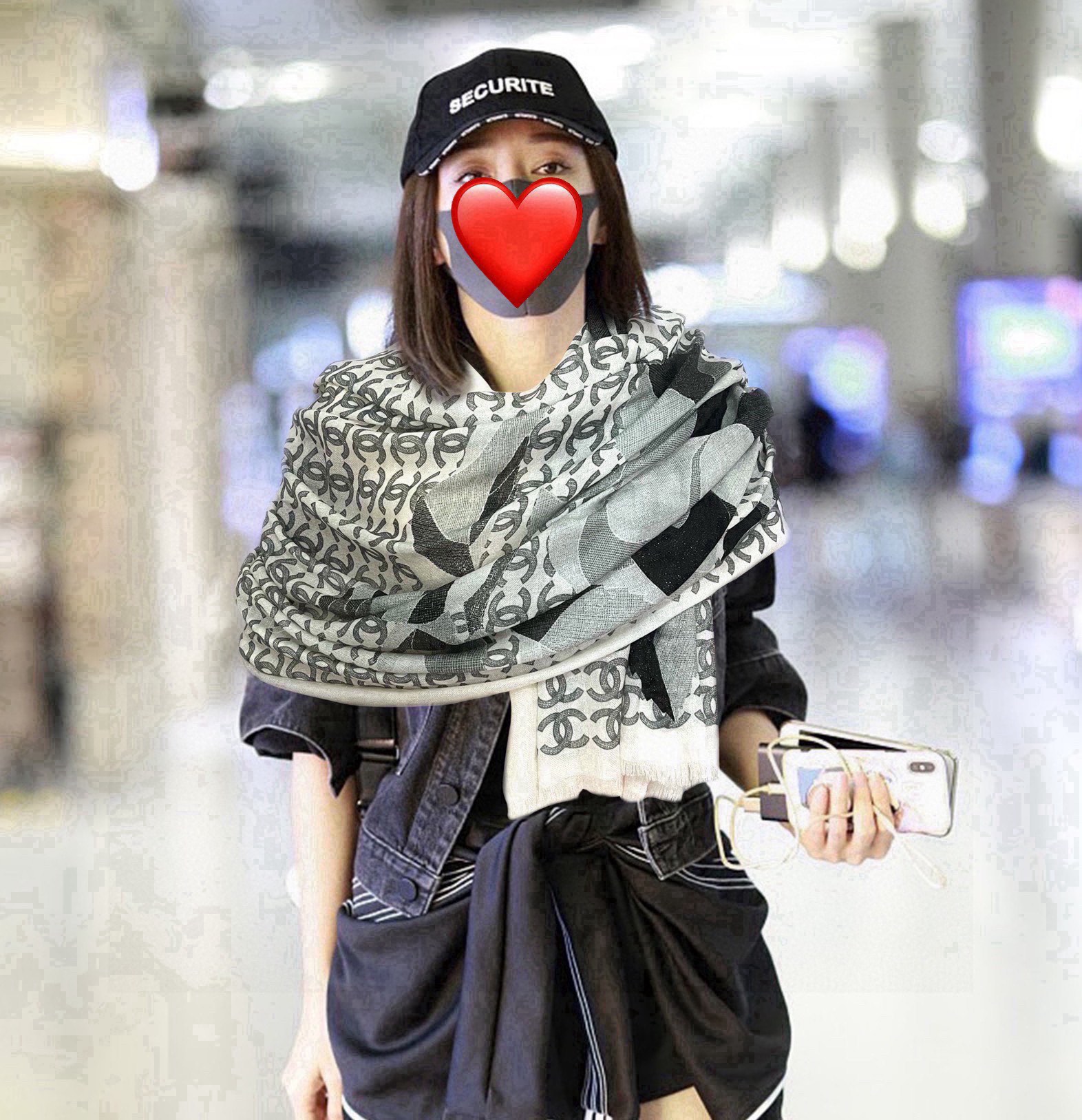 NO:189082,New Chanel will shine silver silk [eating melon] must-have for women [gift] glittering [coffee] top-level design is so beautiful, really like [double C letter cashmere long scarf] real thing is really beautiful. The shawl is printed with print, spray painting, and the details are very intimate. The whole scarf gives people aura and is very exquisite and high-end VIP recommendation is definitely worth buying. Size 100xcm, material cashmere, two-color high-version scarf, high-version scarf, chanel, shawls19860909上新  香奈儿 会发光银丝[吃瓜]女人们必备款[礼物]闪闪发光[咖啡]顶级设计太美了,真心赞【双C字母羊绒绒长巾】实物真心美 披肩配以印花无论设计喷绘都是非常到位细节都可见整个围巾给人气场的同时又非常精致高端VIP推荐绝对值得入手尺寸100xcm,材质羊绒,两色高版本围巾,高版本围巾,chanel,shawls,scarf