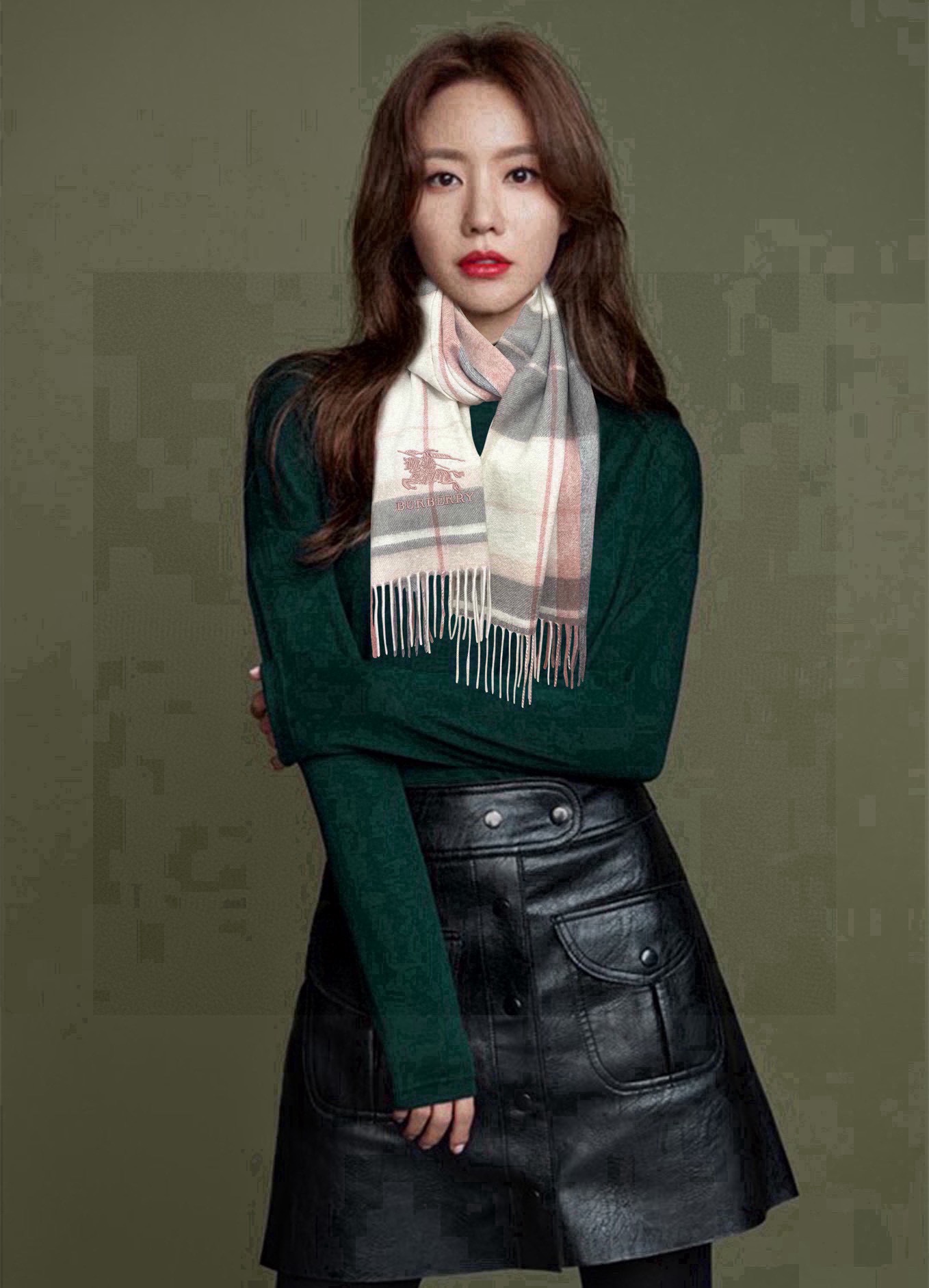 NO:188872,90 Cashmere 25 Babao [Embroidered War Horse] uses the top cashmere in Inner Mongolia, the latest universal couple model for men and women. The classic plaid is always timeless and very warm and soft and skin-friendly. The classic Burberry plaid design is so beautiful. Hurry up and start with the neutral style. Men and women choose their favorite colors, material cashmere, size 32x high-version scarf, high-version scarf, burberry1986090990山羊绒 25巴宝【刺绣战马】采用内蒙古顶级山羊绒,最新款男女通用情侣款重磅推荐 经典的格子,永不过时非常保暖柔软亲肤,不扎脖经典巴宝莉格纹设计太美了赶紧下手吧中性款男女各自选择自己中意的颜色,材质山羊绒,尺寸32x高版本围巾,高版本围巾,burberry,scarf