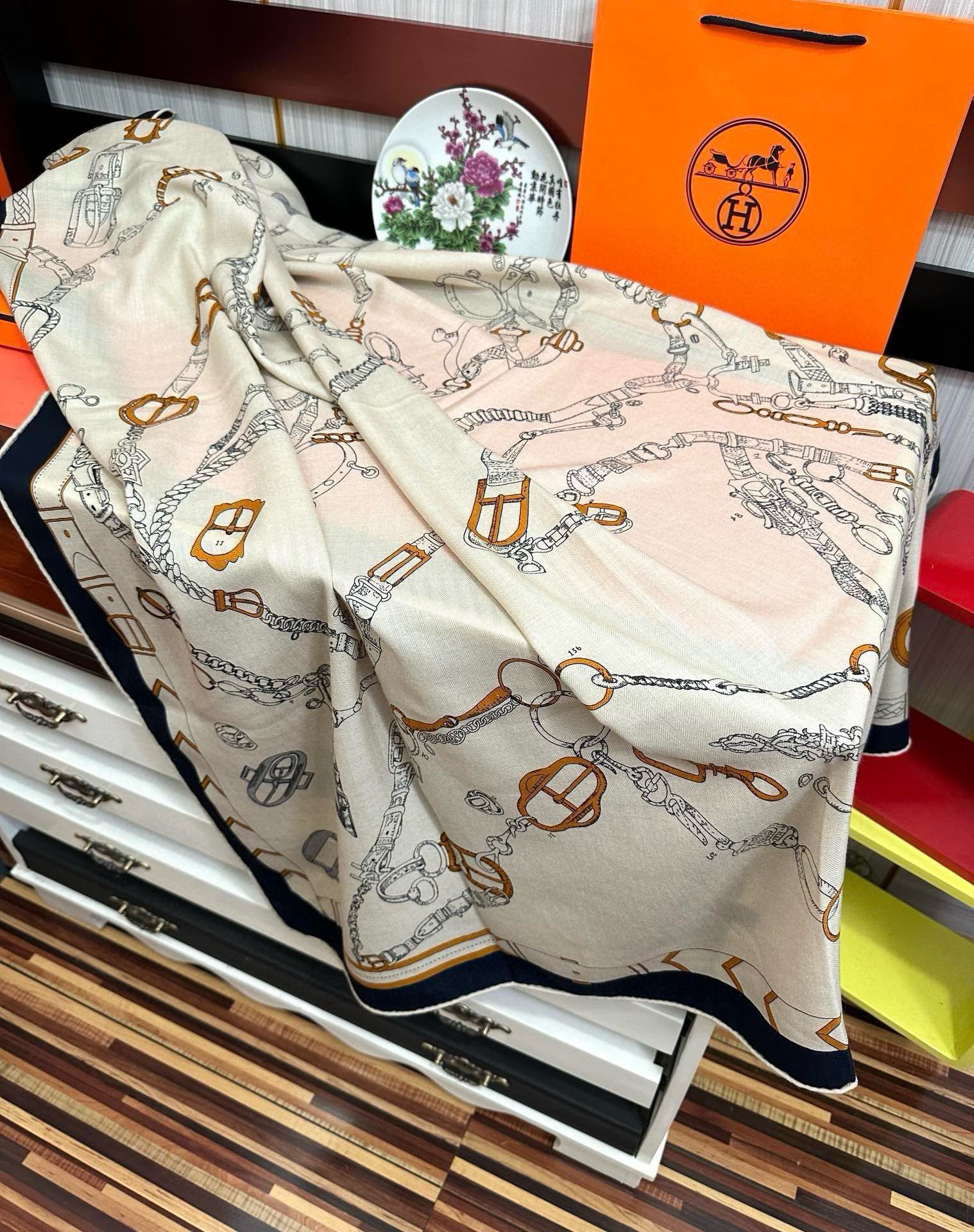 上新❤️2025 爱马士【双面同色】ZG同步最新款 买了都说好看顶级工艺超值嘴唇专柜爆款🎁🎁羊绒方巾💟立