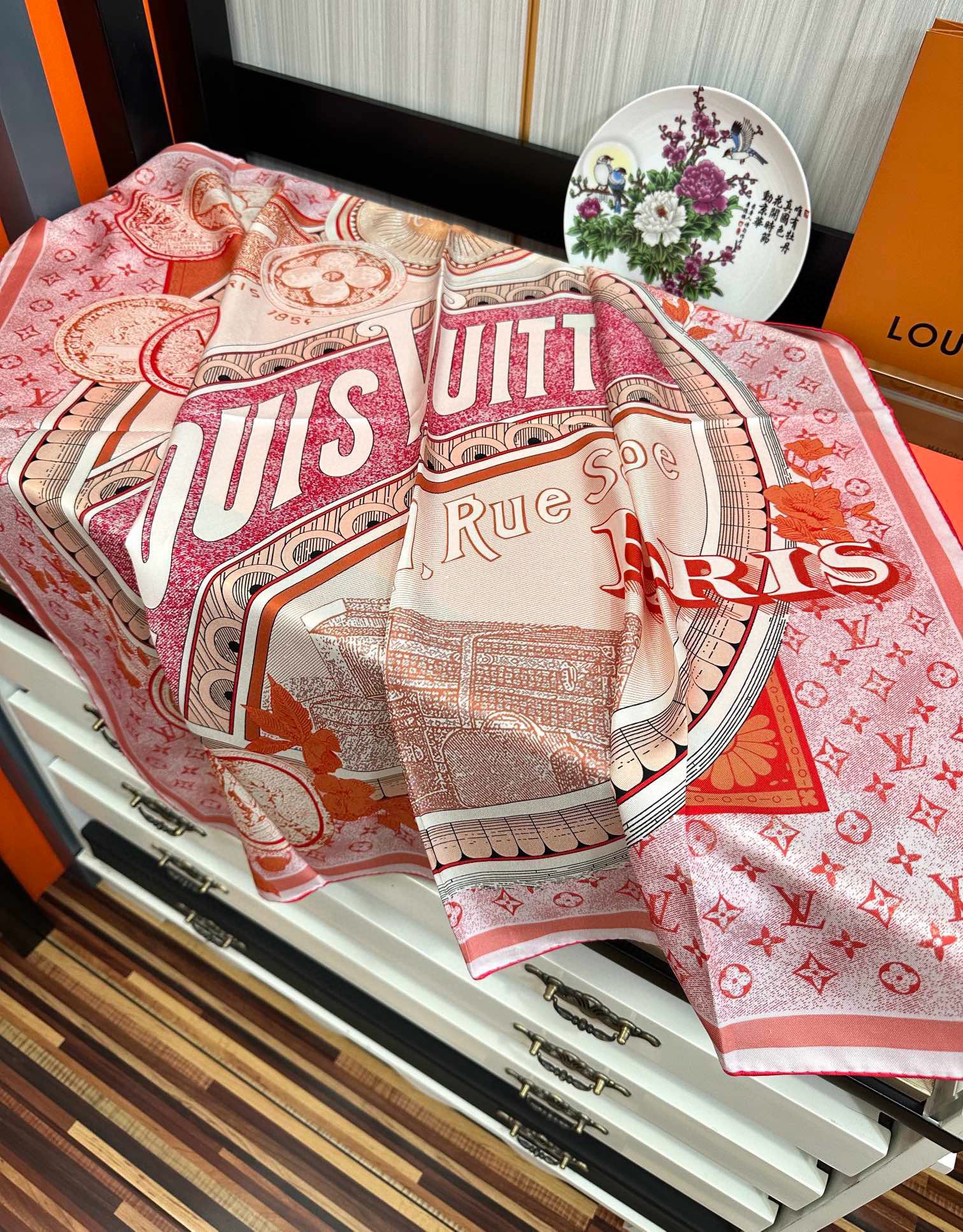 💖Lv家🌟【经典款式】真丝方巾，买了都说好👍下手一定要快【高端 大爱❤️女人尤物 】货极少 四季都可以用