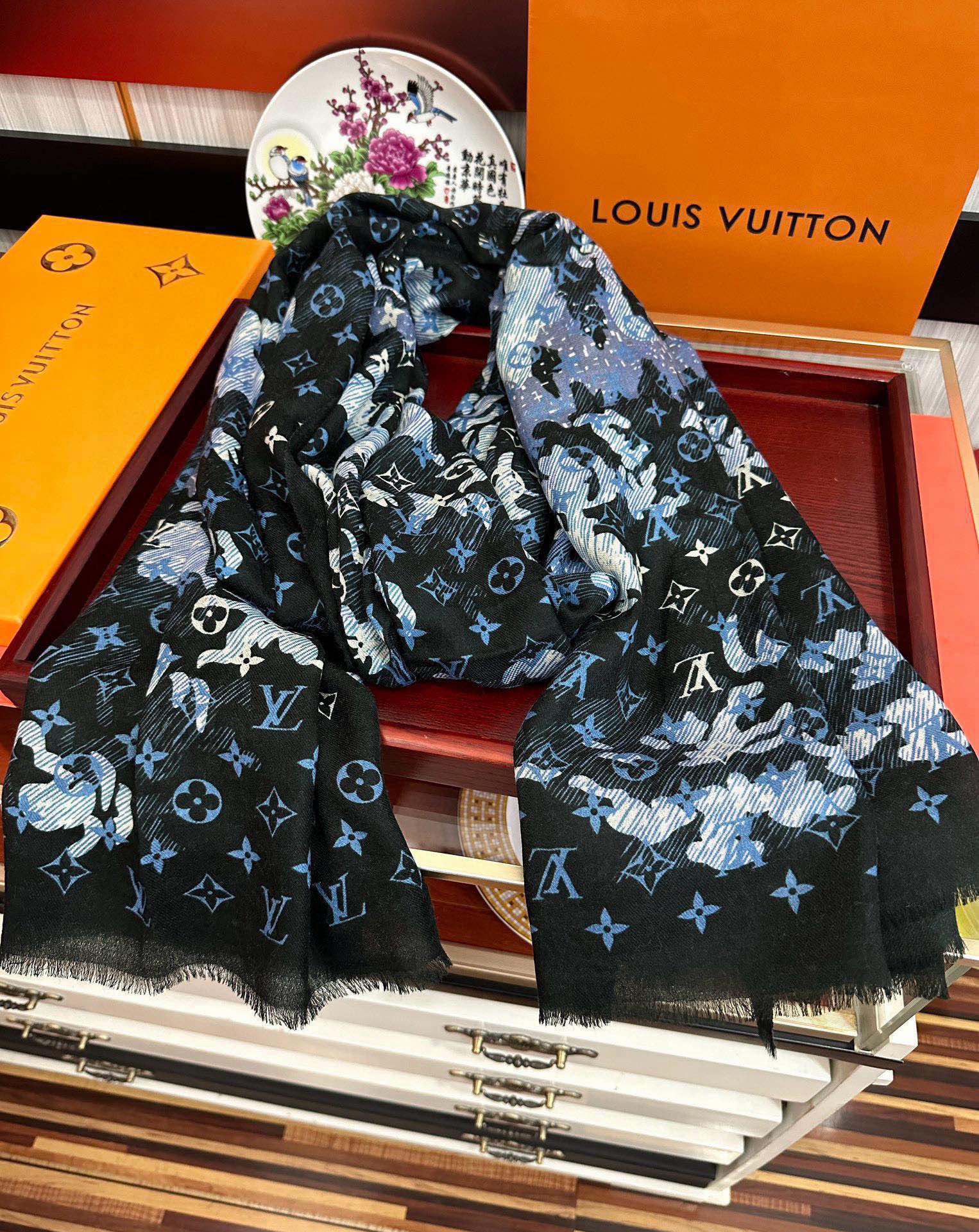 特价 新品。2009  L最新款‼️，高端大气上档次【羊绒长巾】。实物真心美 🎀披肩配以印花💓💃🏻无论设