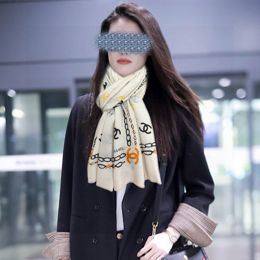 。 小香银丝2025 最新款 太美到心动😘实物真心美 🎀披肩配以印花💓无论设计喷绘都是非常到位☀️细节都