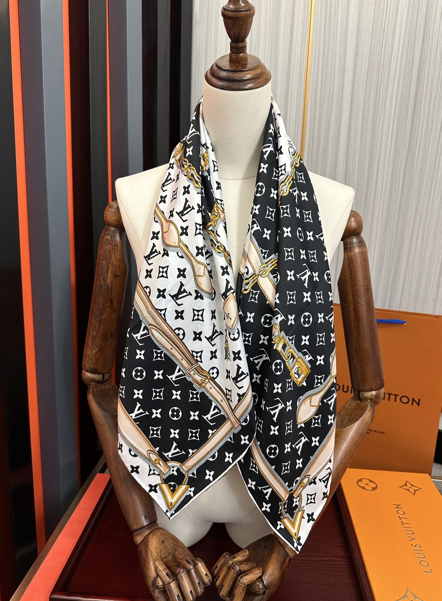 上新，L家 2025年最新款。💃💄女神及日常都非常好搭配的款😍平时穿搭也非常好搭配，整个人看起来都会神采