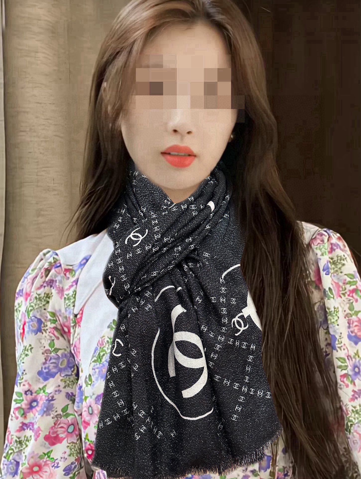 上新。小香 银丝2025 最新款吃瓜闪闪发光咖啡顶级设计太美了，真心赞👍【羊绒绒长巾】😘💍实物真心美 🎀