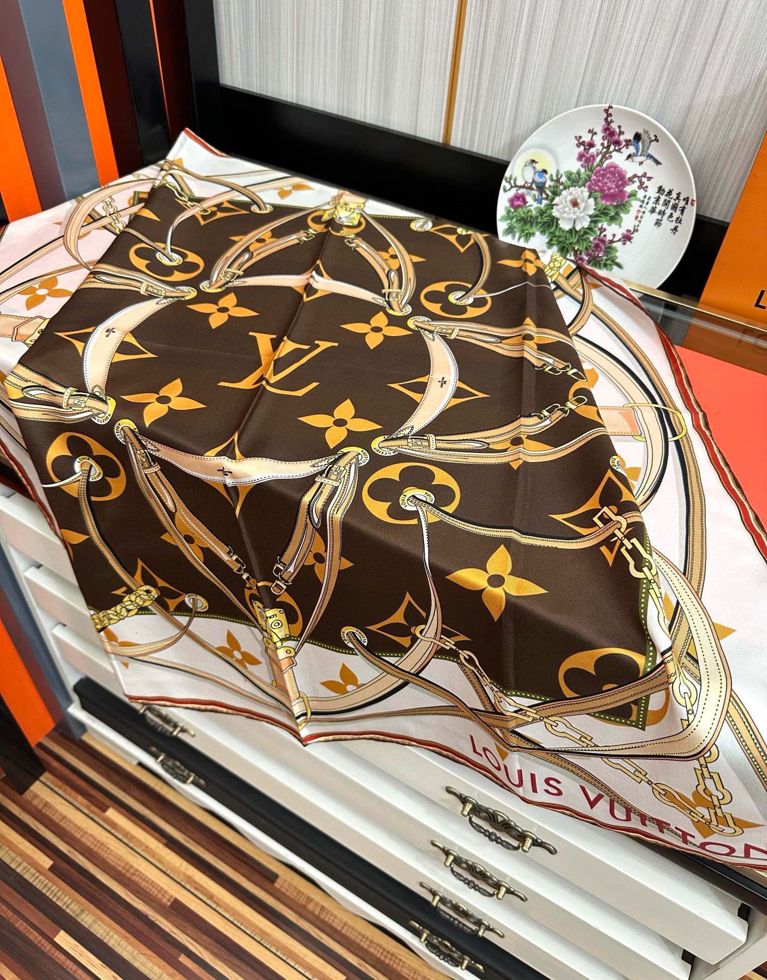 上新2025。💖L家🌟【经典款式】真丝方巾，买了都说好👍下手一定要快【高端 大爱❤️女人尤物 】货极少 