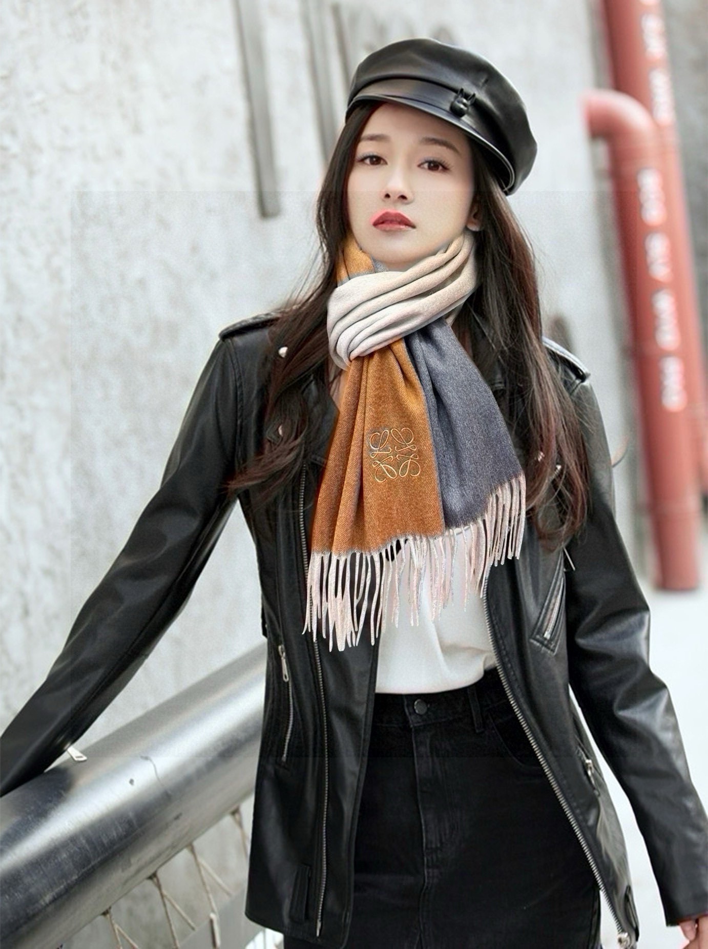 NO:189093,New product, so beautiful, Luo Yiwei, uses Inner Mongolia cashmere, gradient series, the latest universal couple model for men and women. The classic plaid is always timeless and very warm, soft and skin-friendly. The classic plaid design is so beautiful. Hurry up and start with the neutral style, men and women choose their favorite colors, material cashmere, size 32x high-version scarf, high-version scarf, loewe19860909新品,太美了,罗意威,采用内蒙古山羊绒,渐变系列,最新款男女通用情侣款重磅推荐 经典的格子,永不过时非常保暖柔软亲肤,不扎脖经典格纹设计太美了赶紧下手吧中性款男女各自选择自己中意的颜色,材质山羊绒,尺寸32x高版本围巾,高版本围巾,loewe,scarf