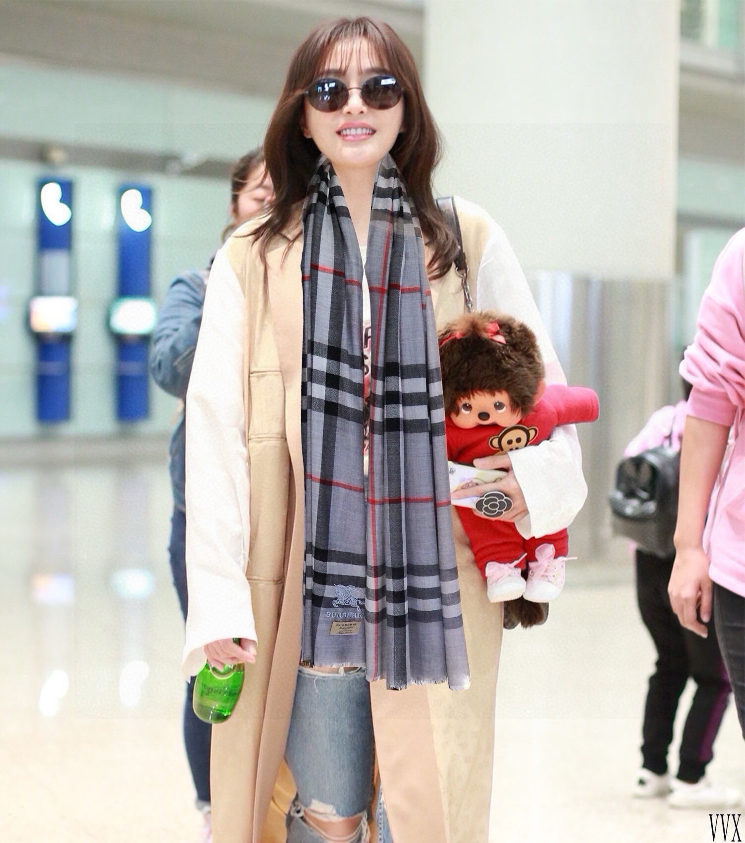 NO:189104,The popular Burberry, the classic version of the war horse embroidery logo, the most popular version, the latest concept launched by the young designer. The color matching yarn dye is colored and intertwined to form a new pattern. This model has been waiting for a long time and took 3 months to complete the remaining auxiliary materials of the fabric scarf. The symbol of British plaid identity and temperament is particularly artificially eared and loose. Fabric shawls are rare. The material: cashmere high-version scarf, high-version scarf, burberry, shawls19860909爆款巴宝莉 万众瞩目战马绣标经典版到货最优质的年轻设计师推出的最新概念搭配调色纱染再色织交织在一起形成新款格型这款经历漫长等待耗时3个月之久才完成面料围巾配的剩下的辅料.贵族最爱的英伦格子身份和气质的象征尺特别人工抽穗散须.面料披肩的不可多得好货 尺寸:90x,材质:羊绒高版本围巾,高版本围巾,burberry,shawls,scarf