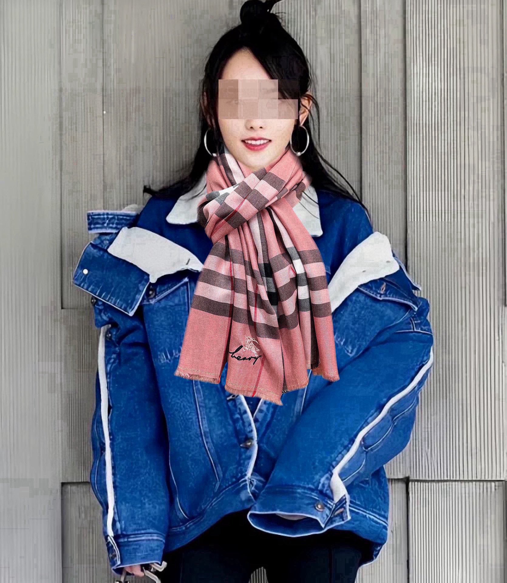 NO:189107,New Burberry's heavy recommendation is so beautiful. The plaids are popular for N years. Everyone likes the trendy people have several Ba family scarves in the closet. Changing a scarf is enough to make you feel refreshed. High-end quality, different folds can bring out different styles, the fabric is soft and comfortable, intellectual and famous people can wear all kinds of air-conditioned rooms in the mall, size: 70x, material: cashmere high-version scarf, high-version scarf, burberry, burberry19860909上新 巴宝莉重磅推荐太美了火爆N年的格子,人人都喜欢时潮人都有好几条巴家围巾放在衣橱,换条围巾就足够让你有焕然一新的感觉.高端品质,不同折叠可以带出不同款式,面料柔软舒适,知性名媛各种风格通吃款空调房商场里都可以披着,尺寸:70x,材质:羊绒高版本围巾,高版本围巾,burberry,burberry,scarf