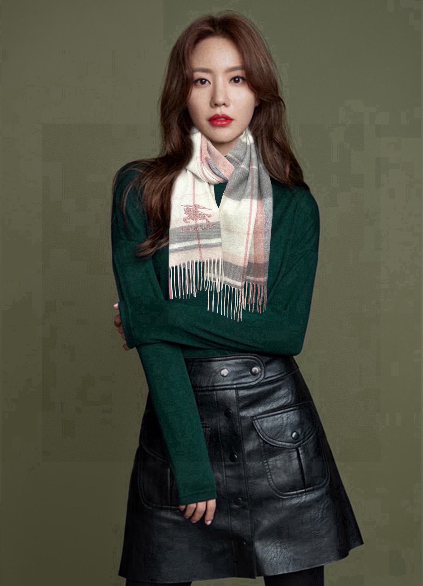 NO:189113,85 Cashmere 25 Babao [Embroidered War Horse] uses the top cashmere in Inner Mongolia, the latest universal couple model for men and women. The classic plaid is always timeless and very warm and soft and skin-friendly. The classic Burberry plaid design is so beautiful. Hurry up and start with the neutral style. Men and women choose their own favorite colors, material cashmere, size 32x high-version scarf, high-version scarf, burberry1986090985山羊绒 25巴宝【刺绣战马】采用内蒙古顶级山羊绒,最新款男女通用情侣款重磅推荐 经典的格子,永不过时非常保暖柔软亲肤,不扎脖经典巴宝莉格纹设计太美了赶紧下手吧中性款男女各自选择自己中意的颜色,材质山羊绒,尺寸32x高版本围巾,高版本围巾,burberry,scarf