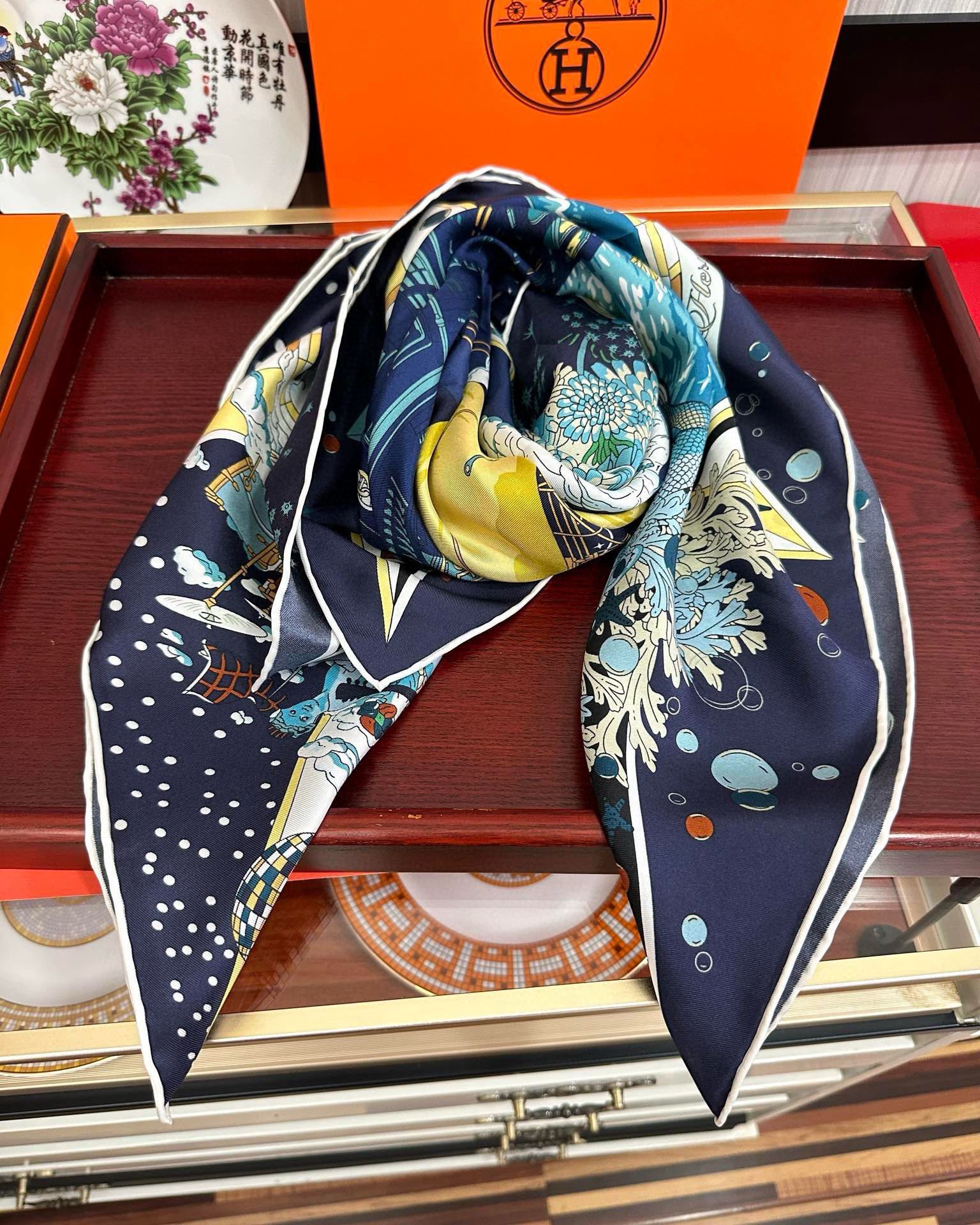 上新2025 。HERMES 重磅庆祝【爱马仕旗舰】方巾嘴唇精简时髦，品质感很显好得意好搭到上瘾的丝巾色