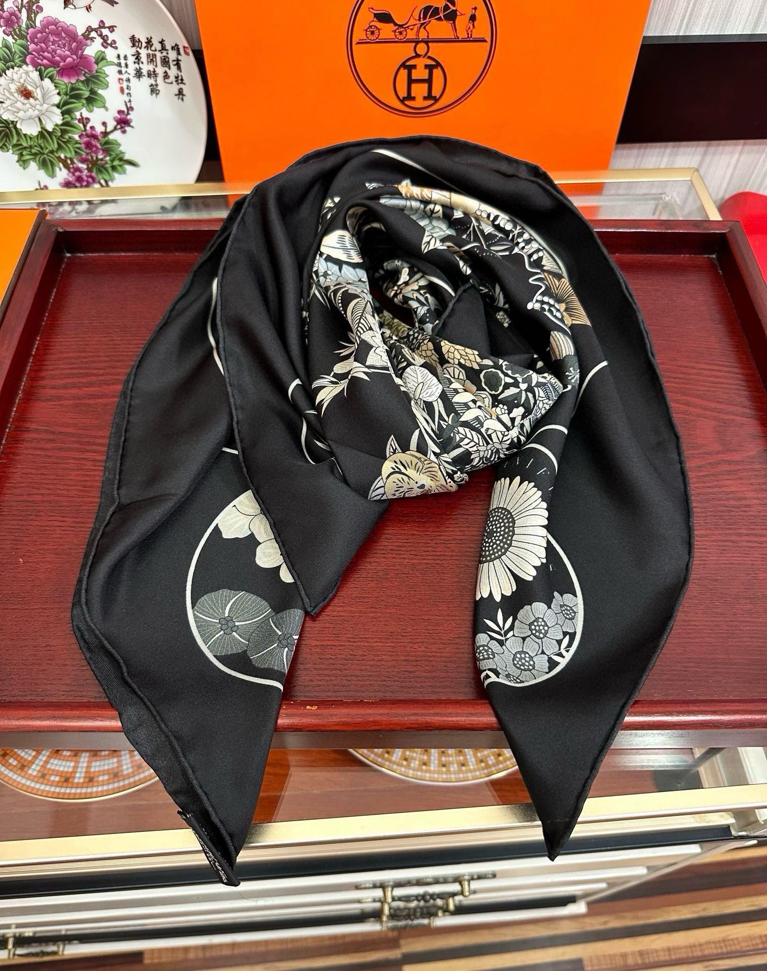 上新2025。HERMES 重磅庆祝【花绘地图】方巾嘴唇精简时髦，品质感很显好得意好搭到上瘾的丝巾色带着