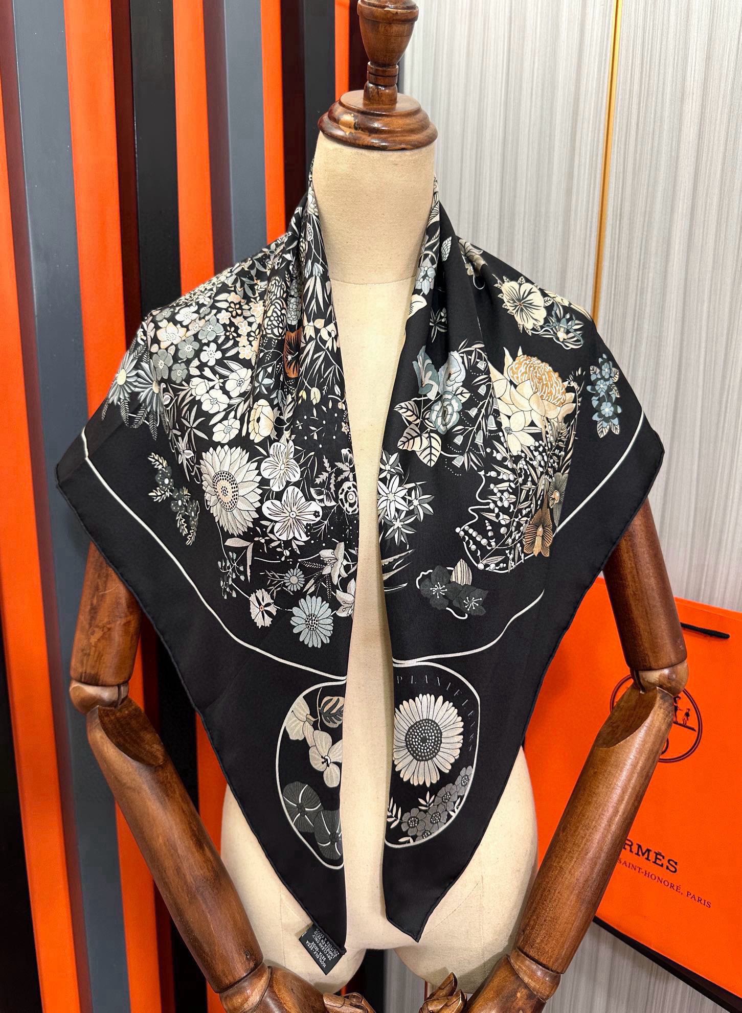 上新2025。HERMES 重磅庆祝【花绘地图】方巾嘴唇精简时髦，品质感很显好得意好搭到上瘾的丝巾色带着