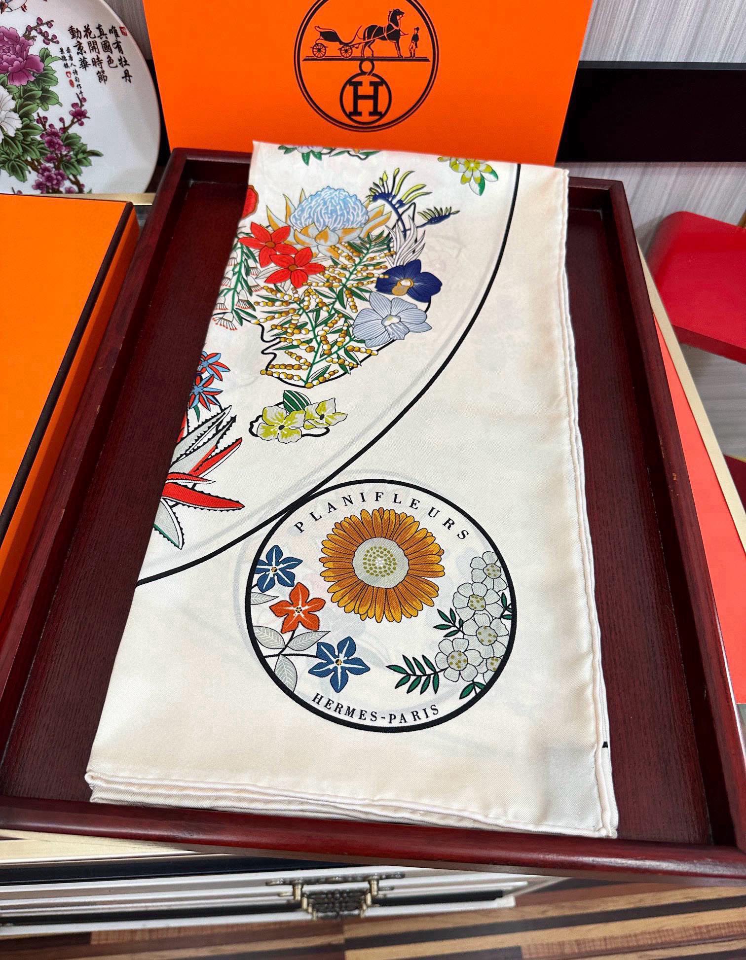 上新2025。HERMES 重磅庆祝【花绘地图】方巾嘴唇精简时髦，品质感很显好得意好搭到上瘾的丝巾色带着