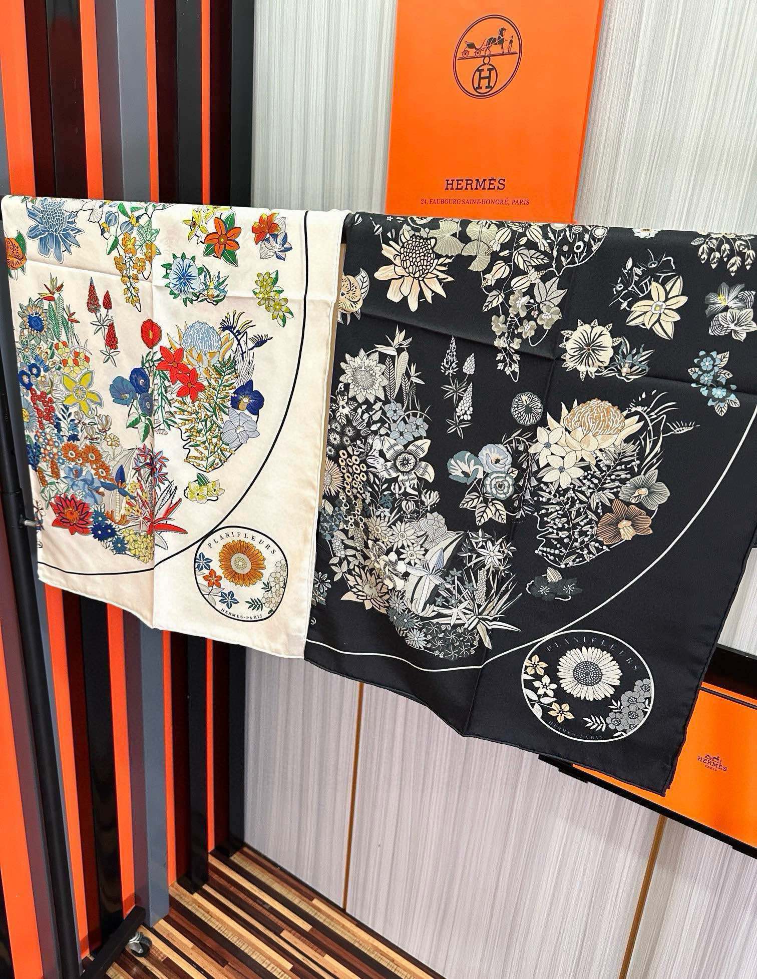 上新2025。HERMES 重磅庆祝【花绘地图】方巾嘴唇精简时髦，品质感很显好得意好搭到上瘾的丝巾色带着