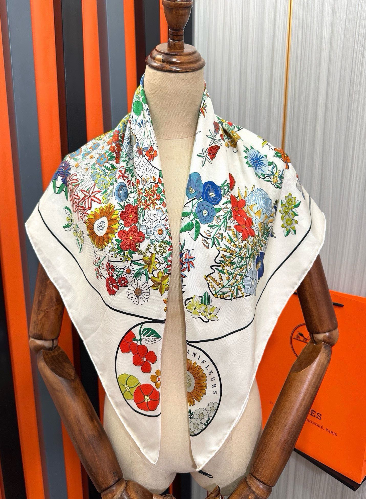 上新2025。HERMES 重磅庆祝【花绘地图】方巾嘴唇精简时髦，品质感很显好得意好搭到上瘾的丝巾色带着