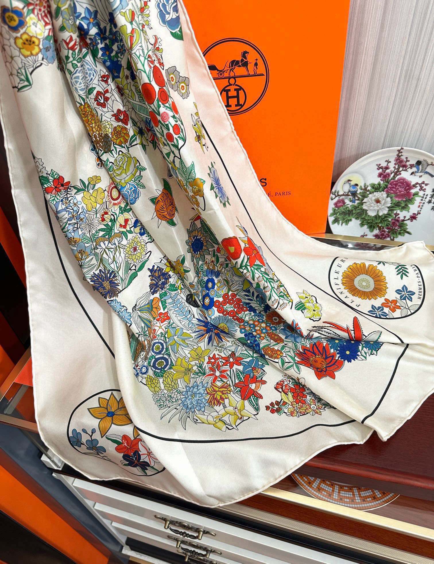 上新2025。HERMES 重磅庆祝【花绘地图】方巾嘴唇精简时髦，品质感很显好得意好搭到上瘾的丝巾色带着