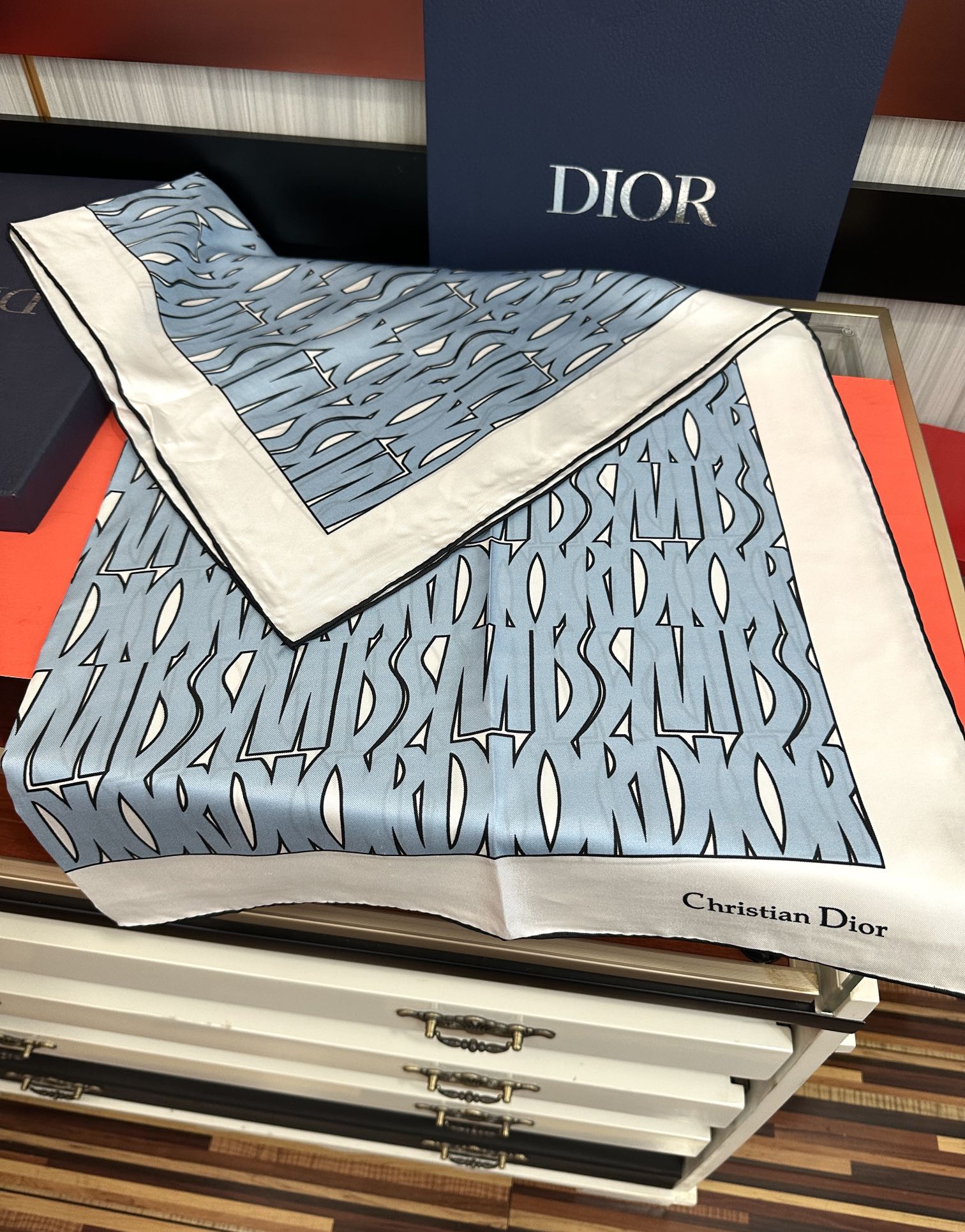  。Dior Chardons 2025新款 图案印花得意展示象征着保护色韧性和自由的苏格兰庆祝采用粉色