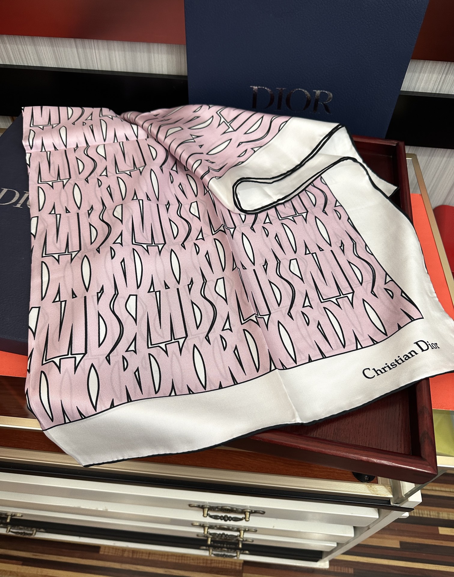  。Dior Chardons 2025新款 图案印花得意展示象征着保护色韧性和自由的苏格兰庆祝采用粉色