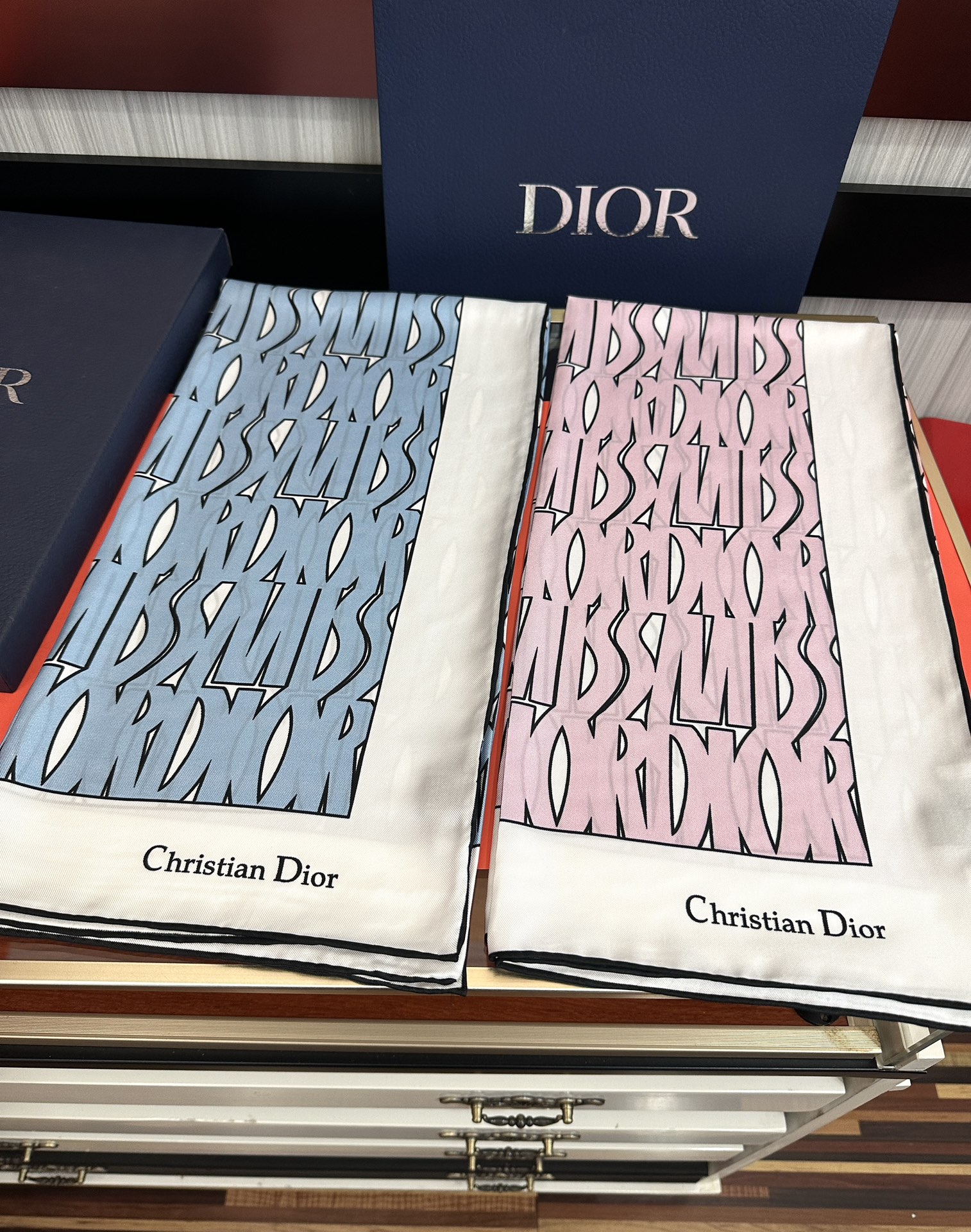  。Dior Chardons 2025新款 图案印花得意展示象征着保护色韧性和自由的苏格兰庆祝采用粉色