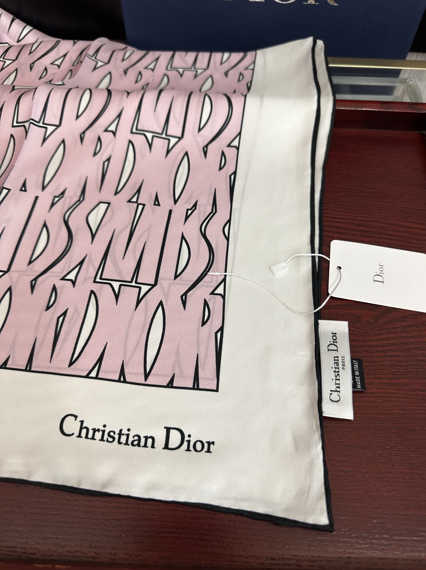  。Dior Chardons 2025新款 图案印花得意展示象征着保护色韧性和自由的苏格兰庆祝采用粉色