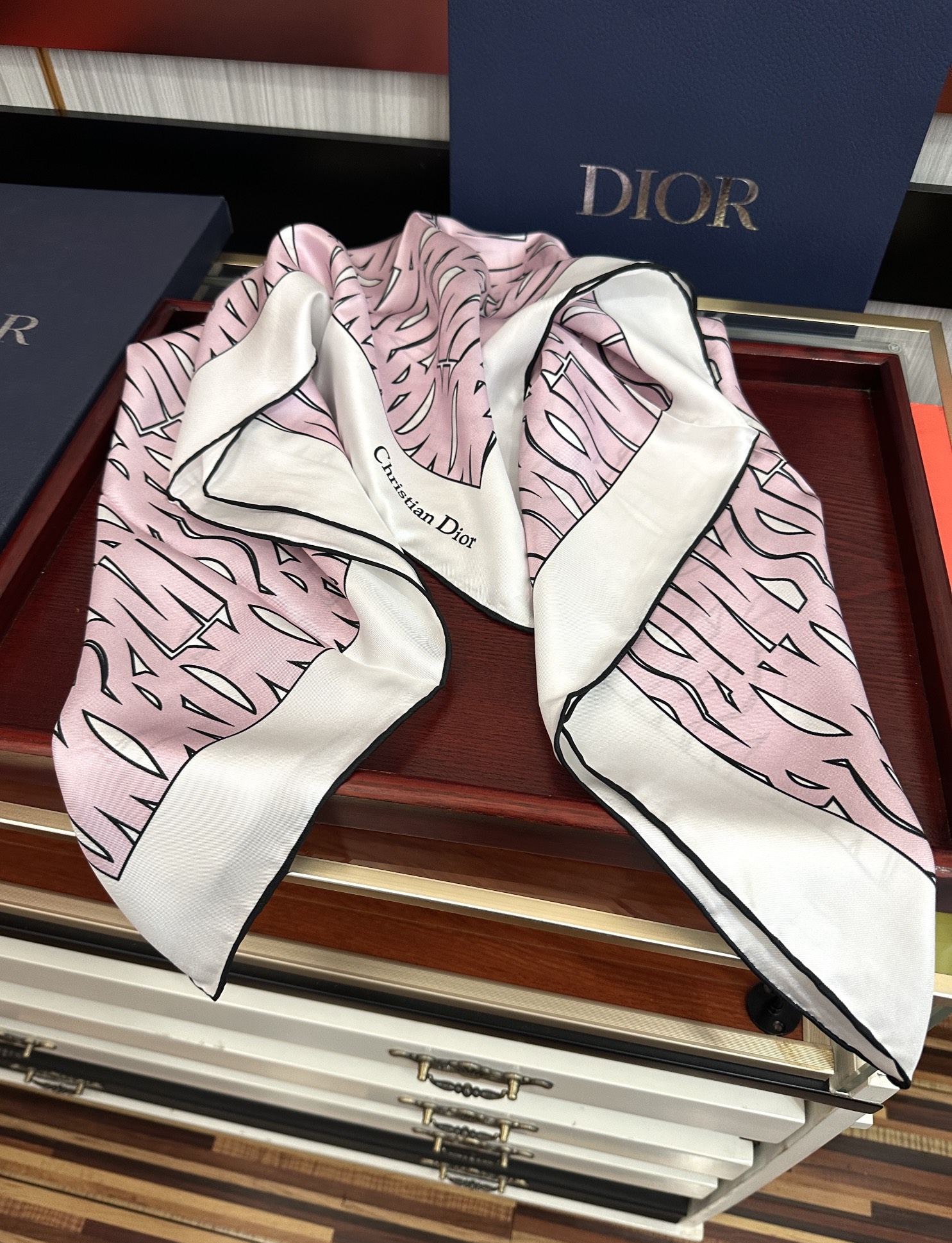  。Dior Chardons 2025新款 图案印花得意展示象征着保护色韧性和自由的苏格兰庆祝采用粉色