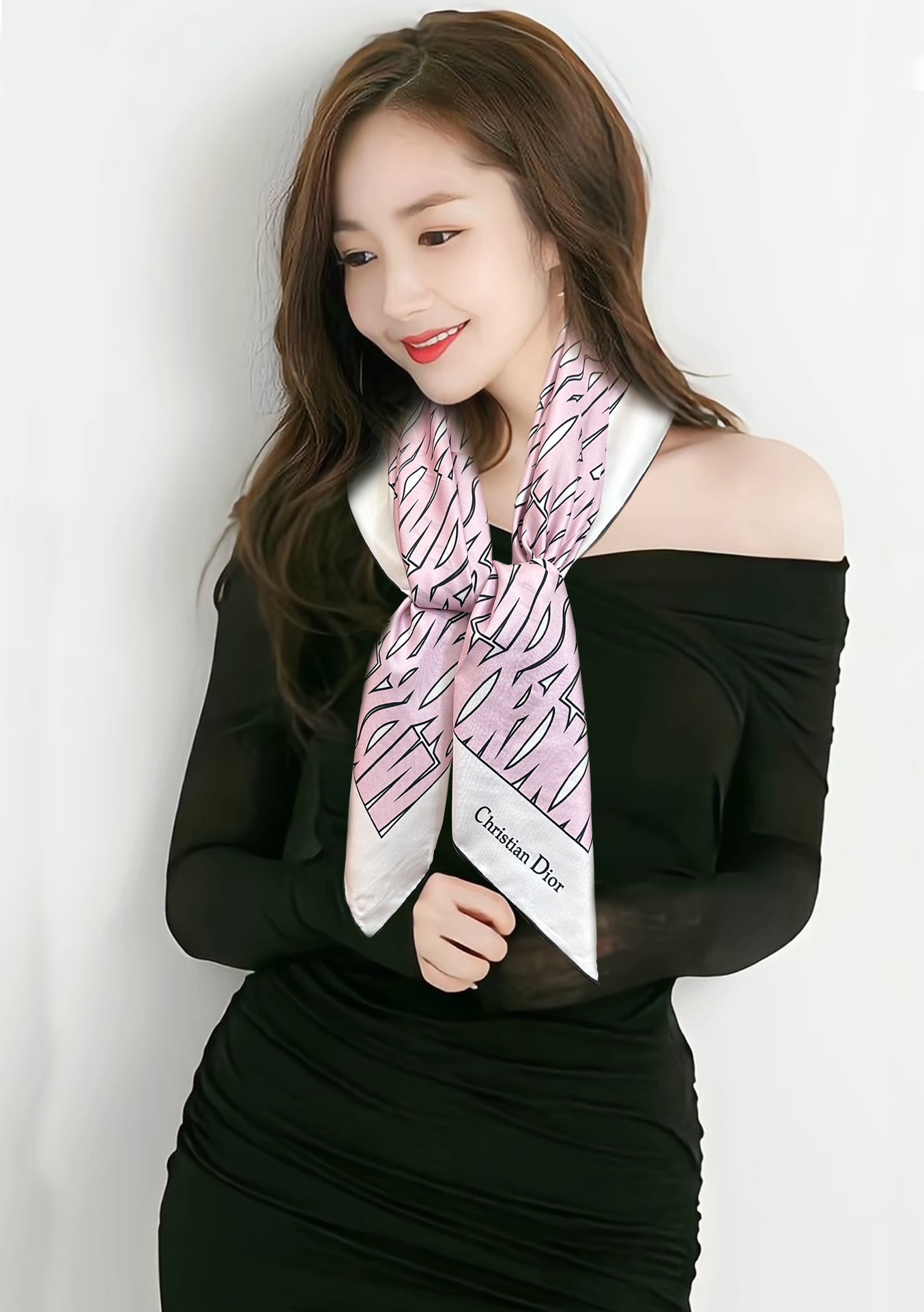  。Dior Chardons 2025新款 图案印花得意展示象征着保护色韧性和自由的苏格兰庆祝采用粉色