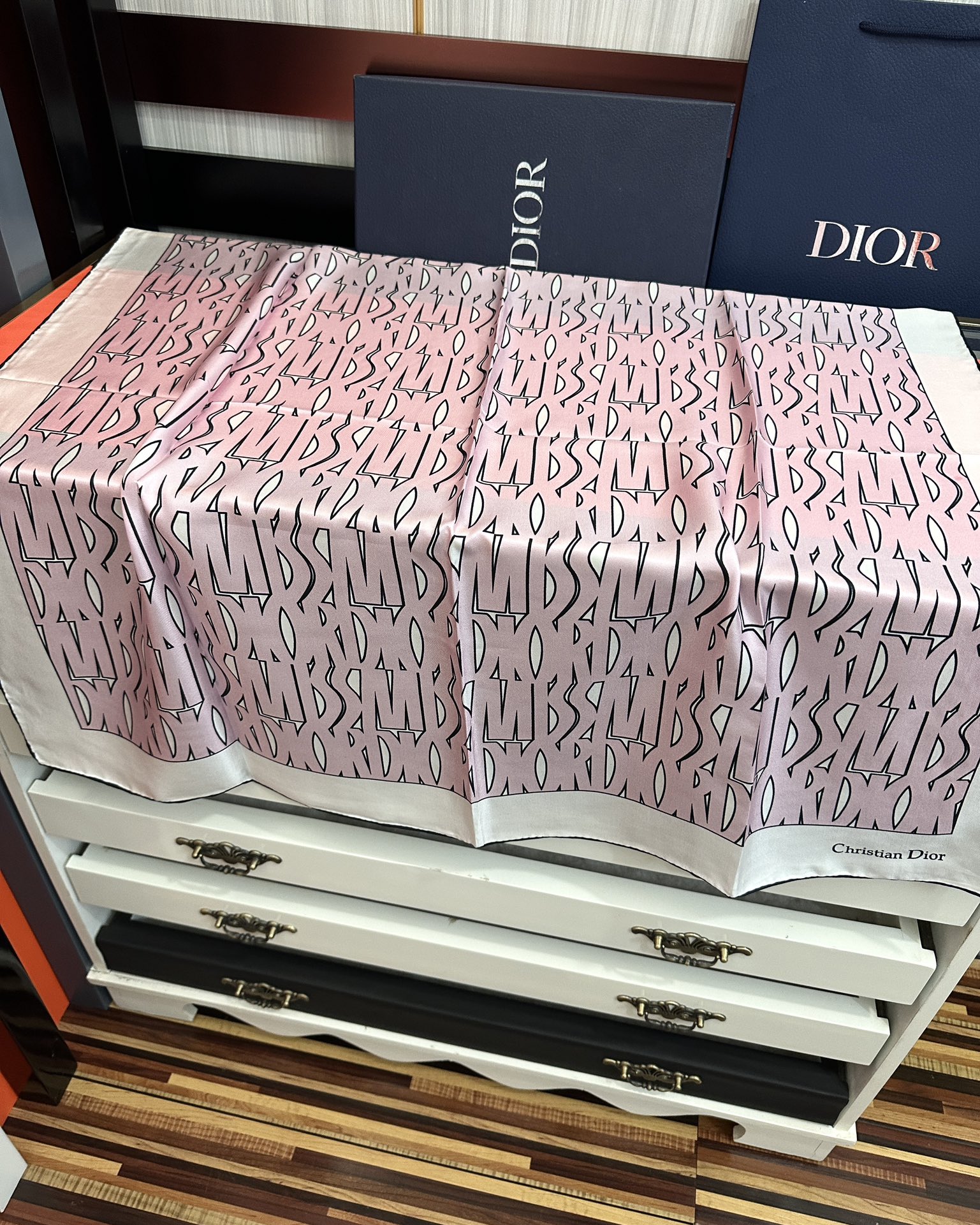  。Dior Chardons 2025新款 图案印花得意展示象征着保护色韧性和自由的苏格兰庆祝采用粉色