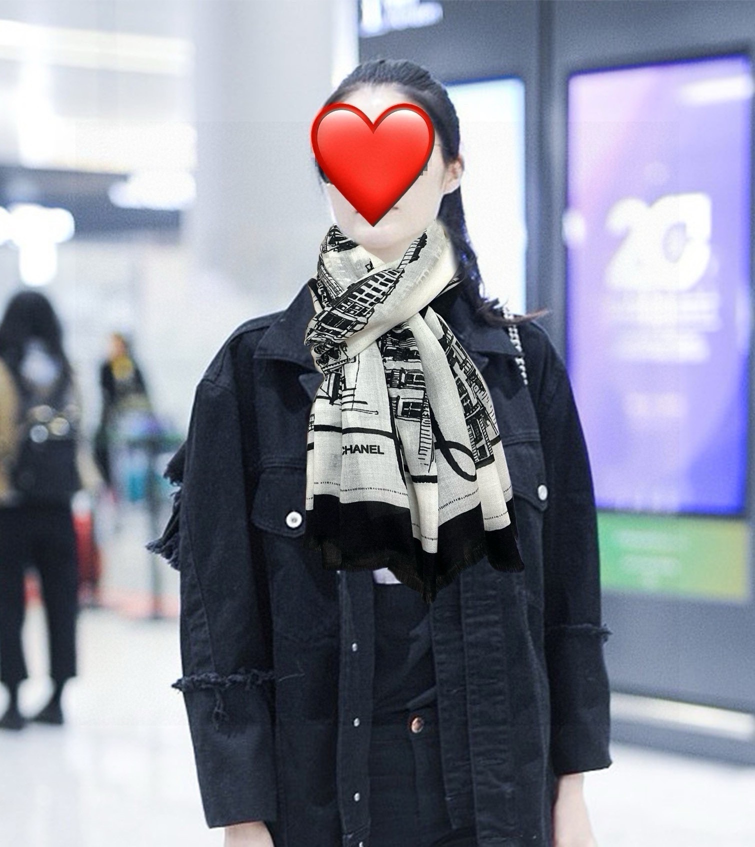 上新香奈儿 银丝的会发光2025 最新款玫瑰顶级设计太美了，真心赞👍【羊绒长巾】😘💍实物真心美 🎀披肩配