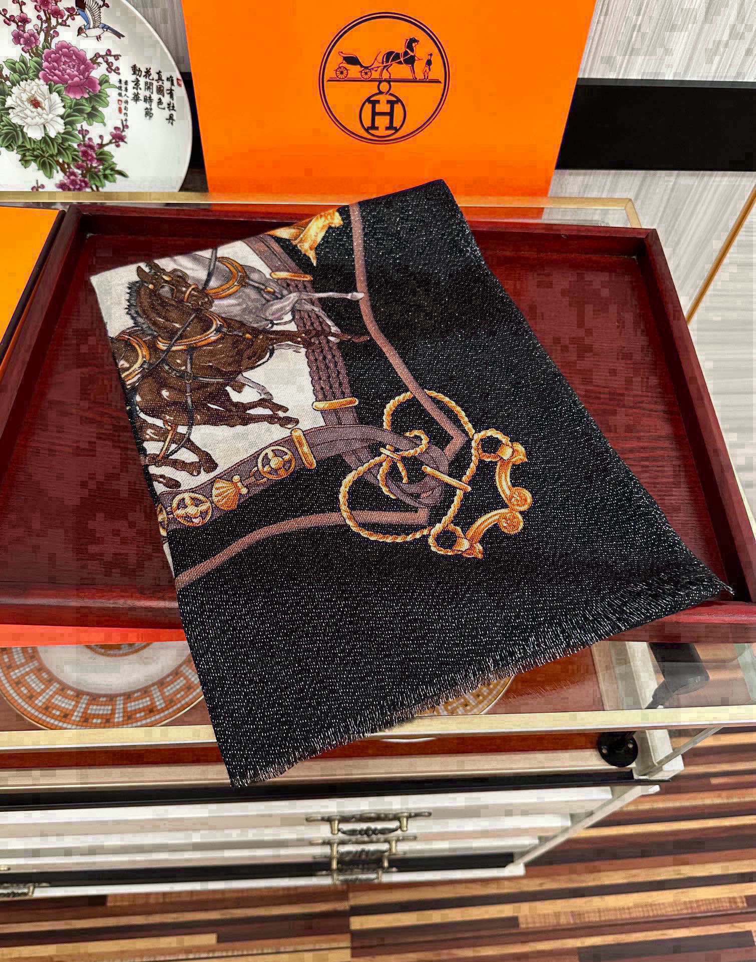 。上新H家 银丝2025 最新款吃瓜闪闪发光咖啡顶级设计太美了，真心赞👍【羊绒绒长巾】😘💍实物真心美 🎀