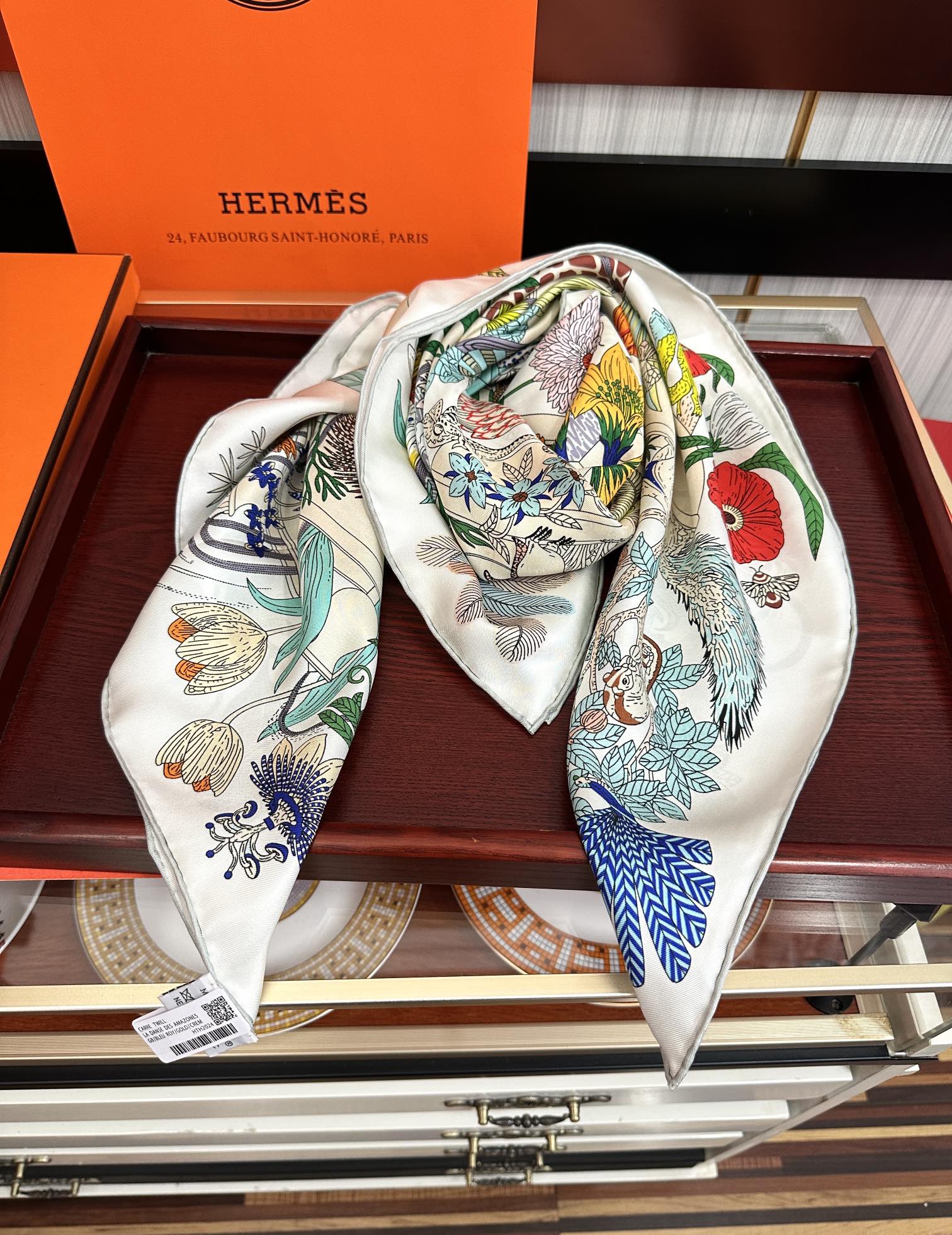 高版本。HERMES 【珍奇乐园】太阳精致卷边嘴唇品质感很显好得意好搭到上瘾的丝巾色带着不显山不露水的简